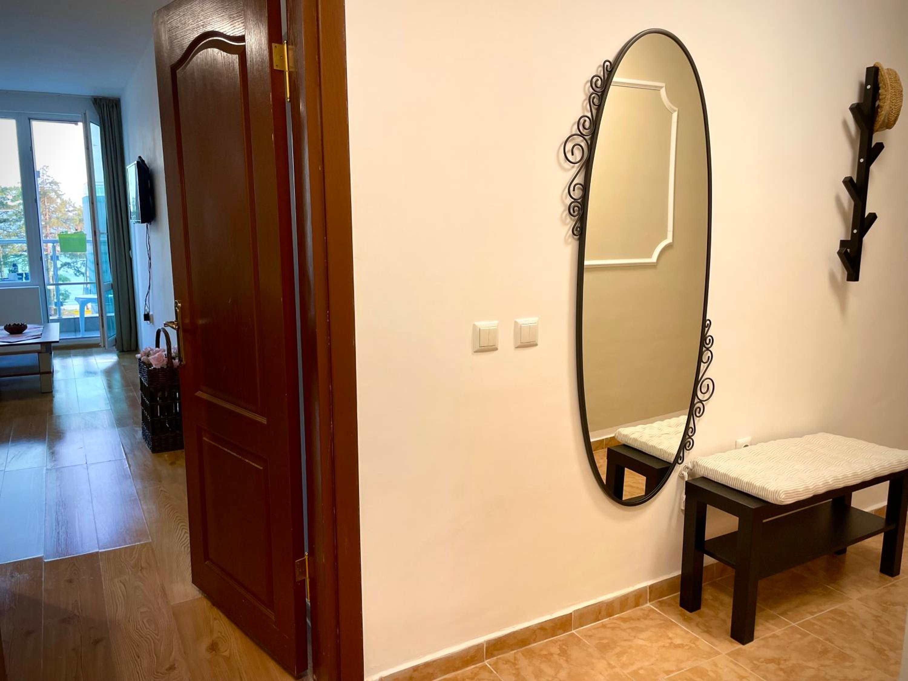 Budget First Sea Line Apt. FLORA