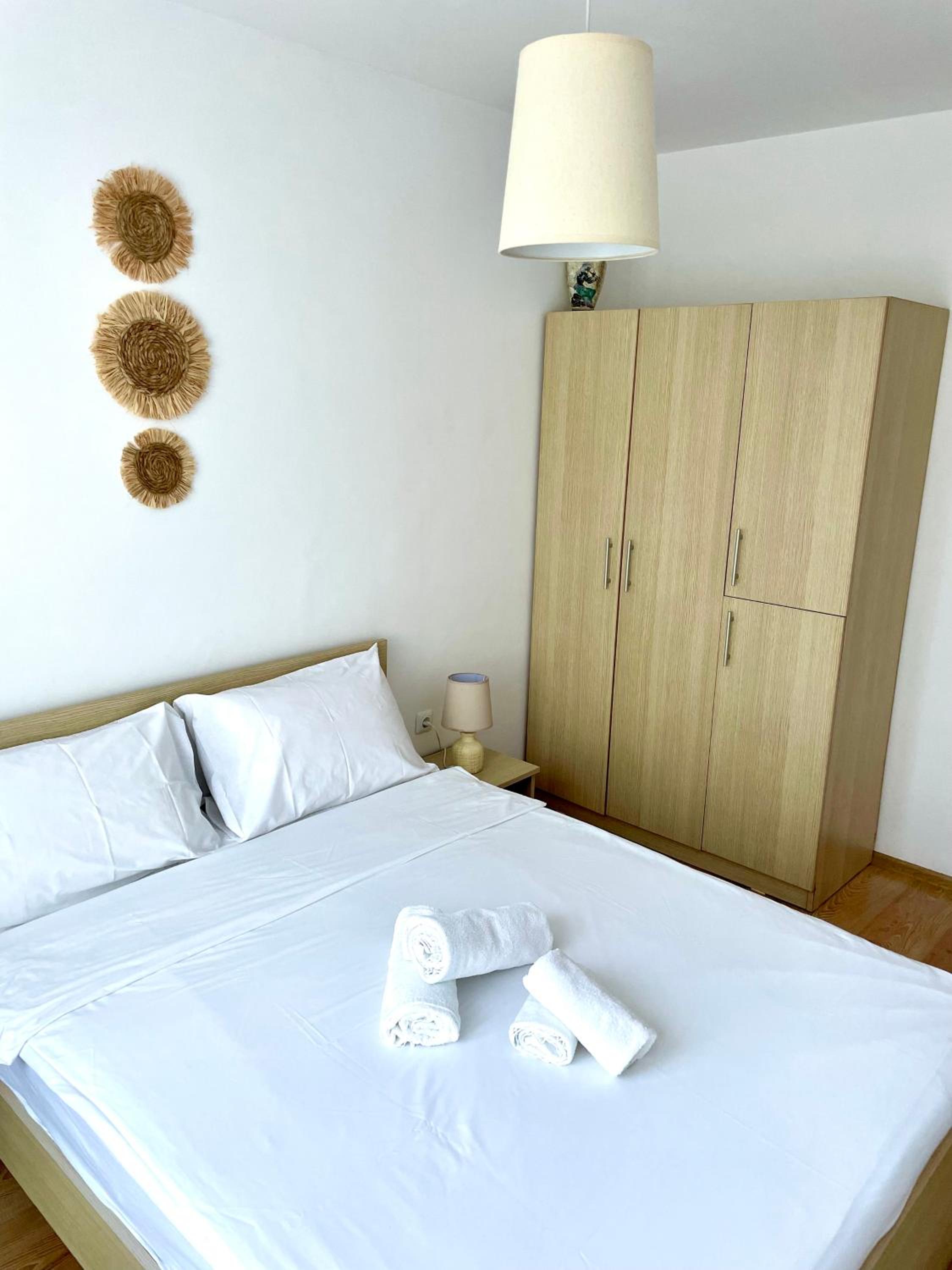 Budget First Sea Line Apt. FLORA
