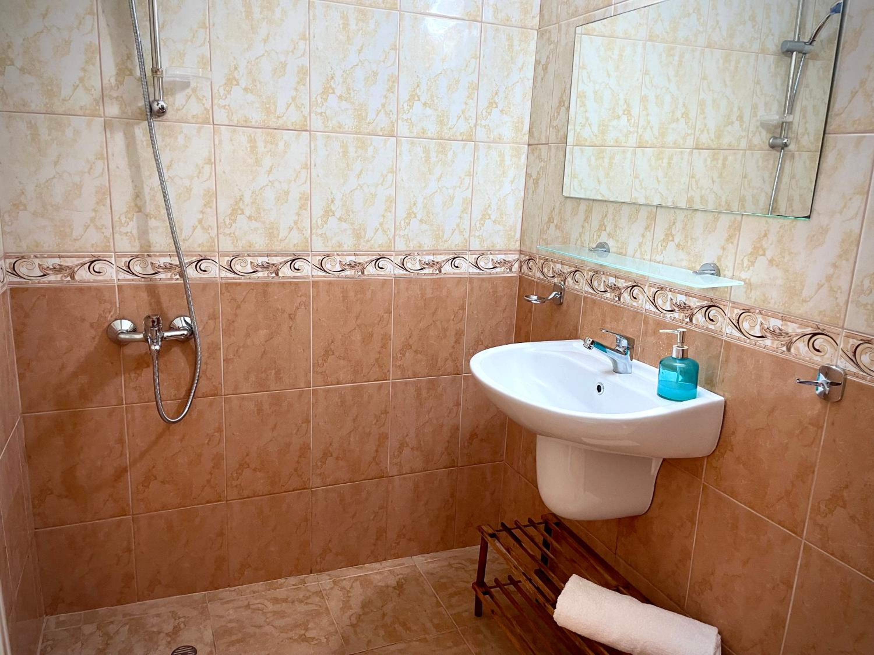 Budget First Sea Line Apt. FLORA