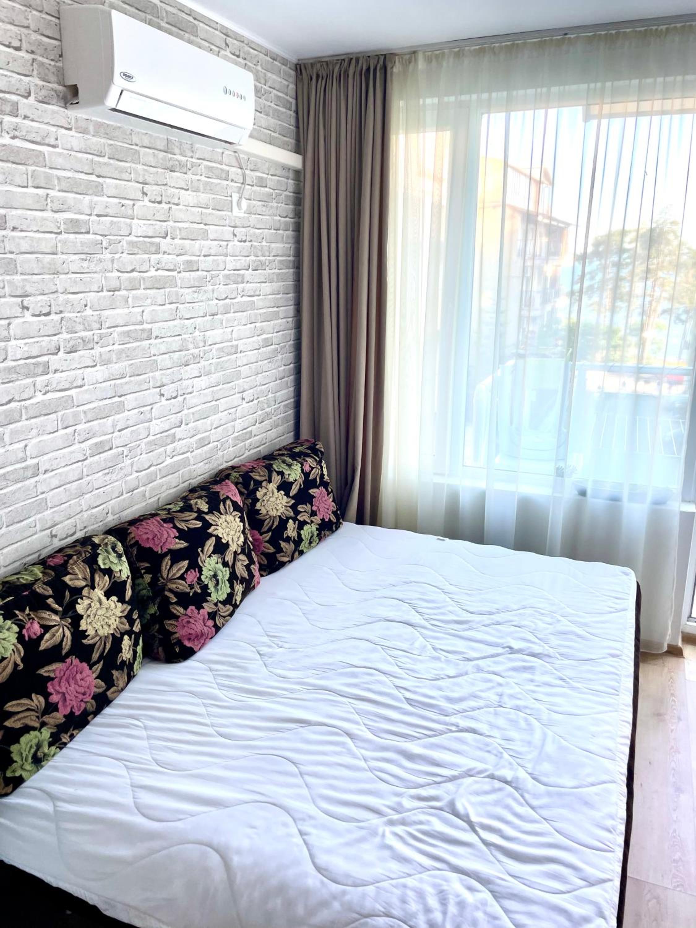 Budget First Sea Line Apt. FLORA