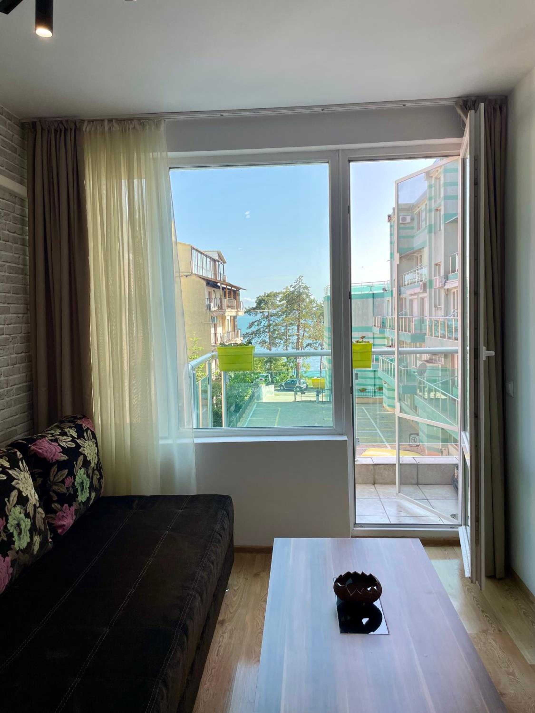 Budget First Sea Line Apt. FLORA