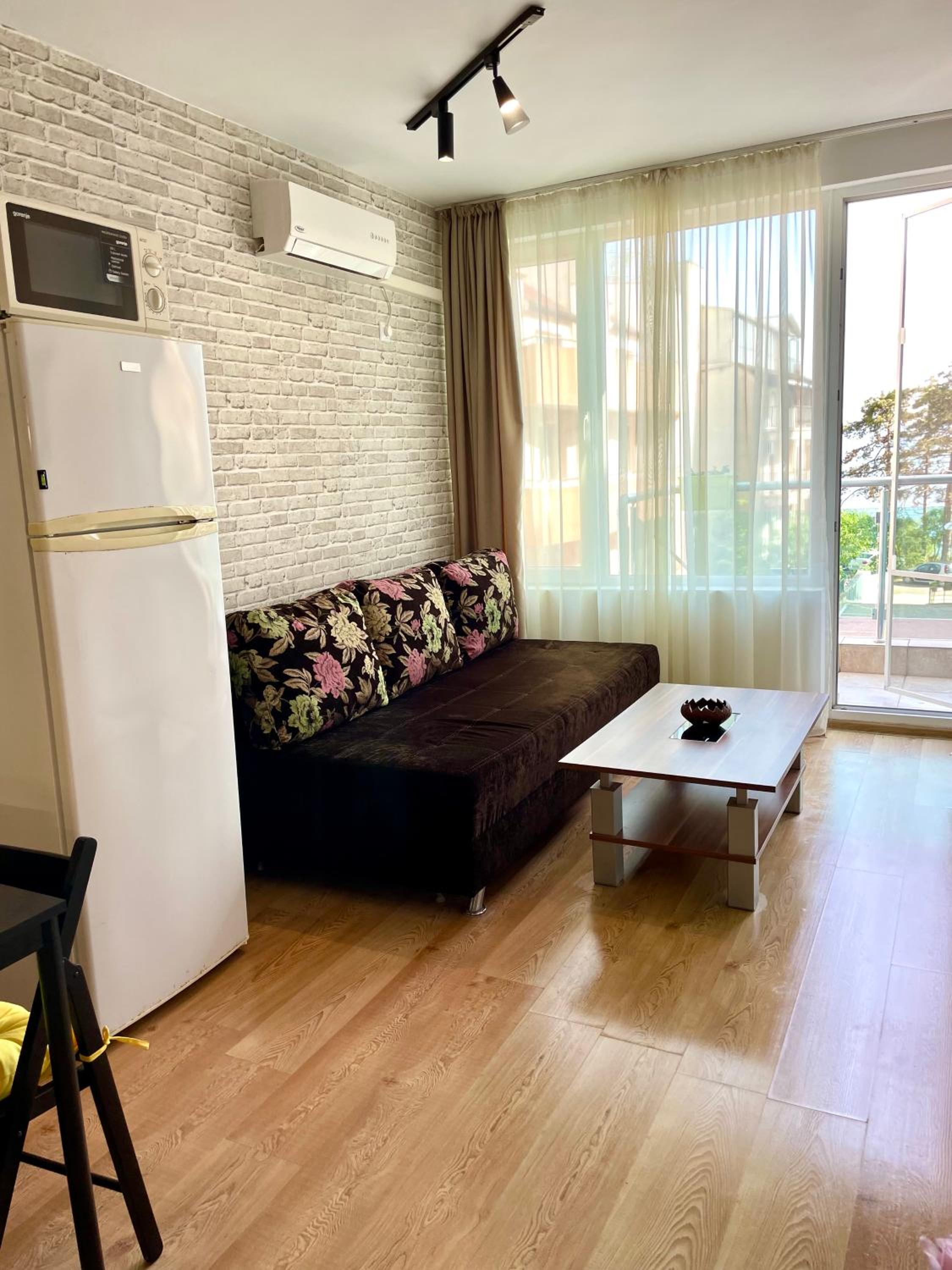 Budget First Sea Line Apt. FLORA