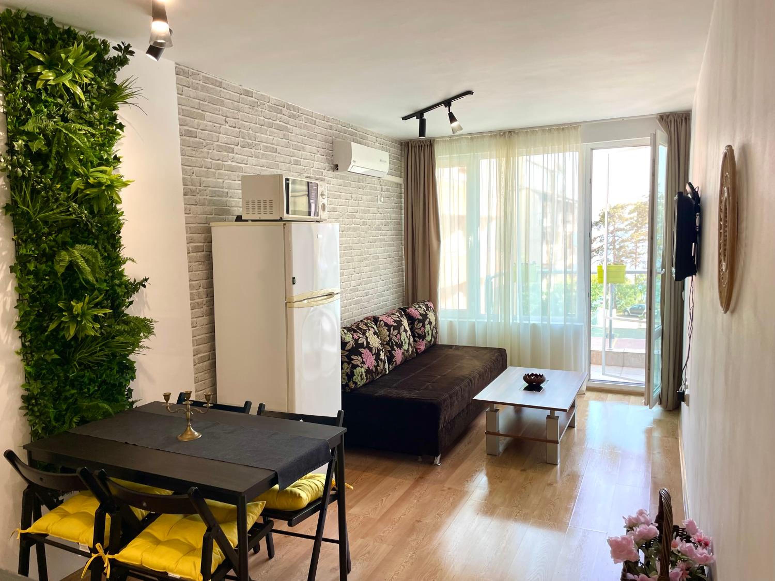 Budget First Sea Line Apt. FLORA