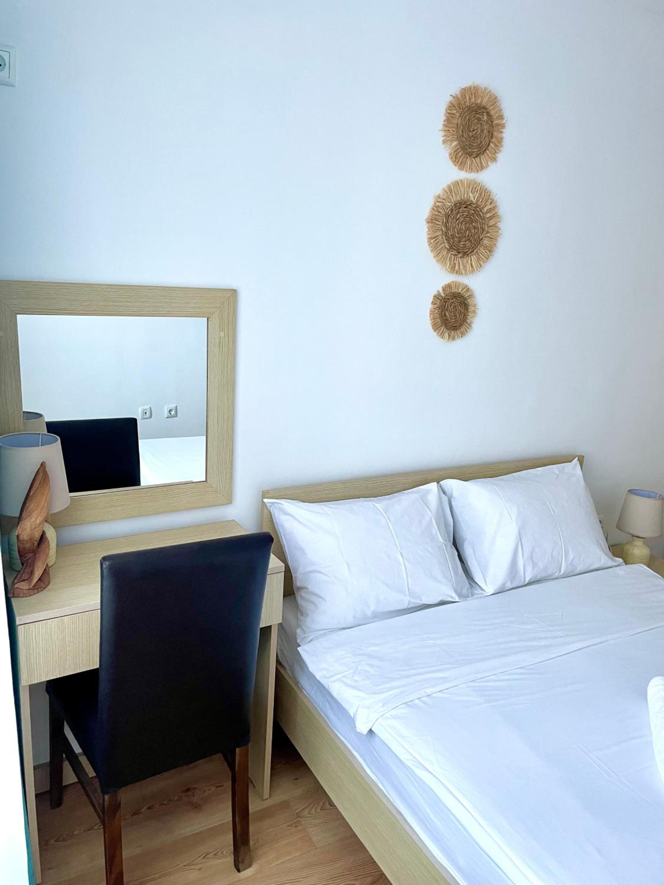 Budget First Sea Line Apt. FLORA