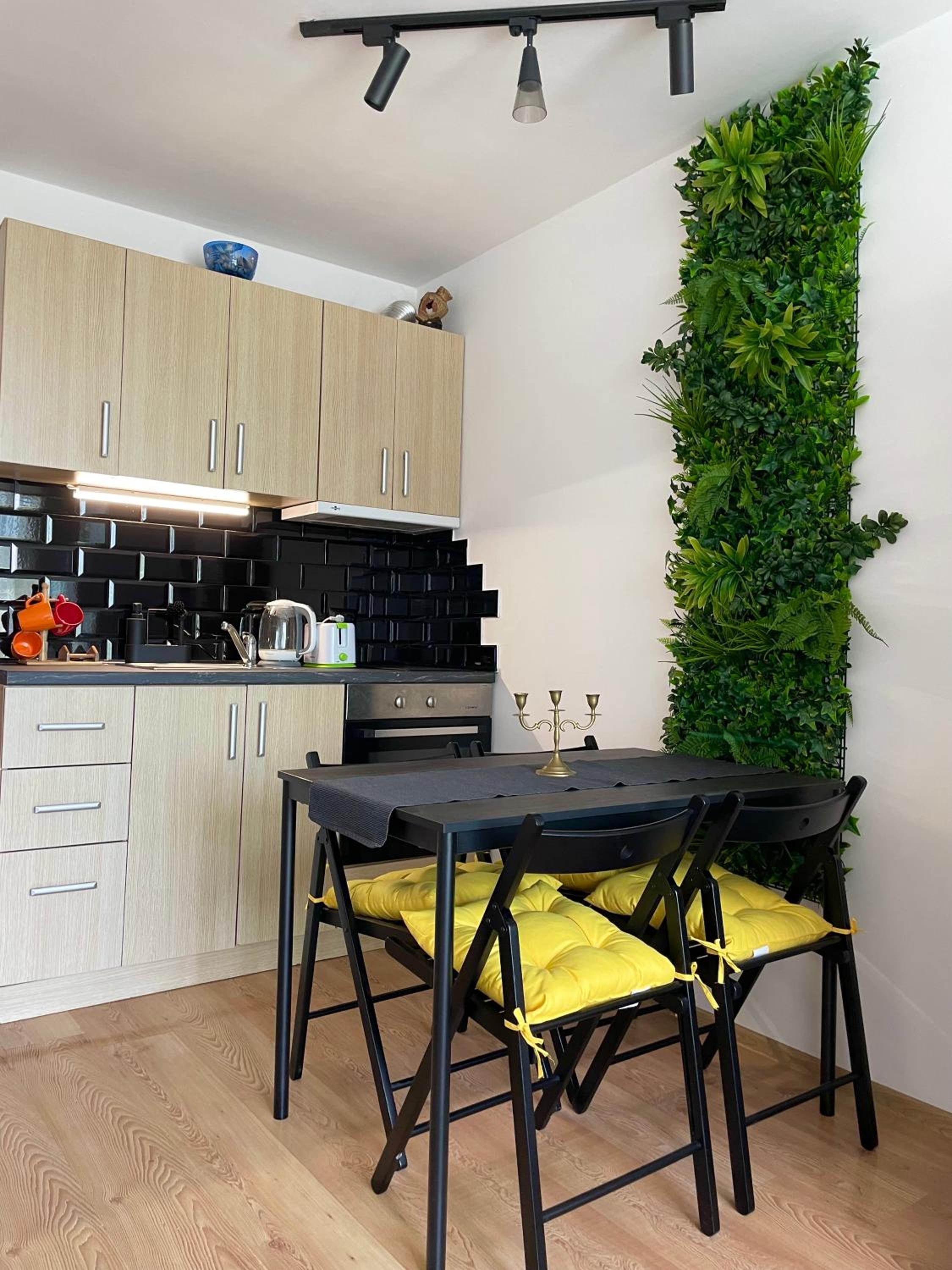 Budget First Sea Line Apt. FLORA