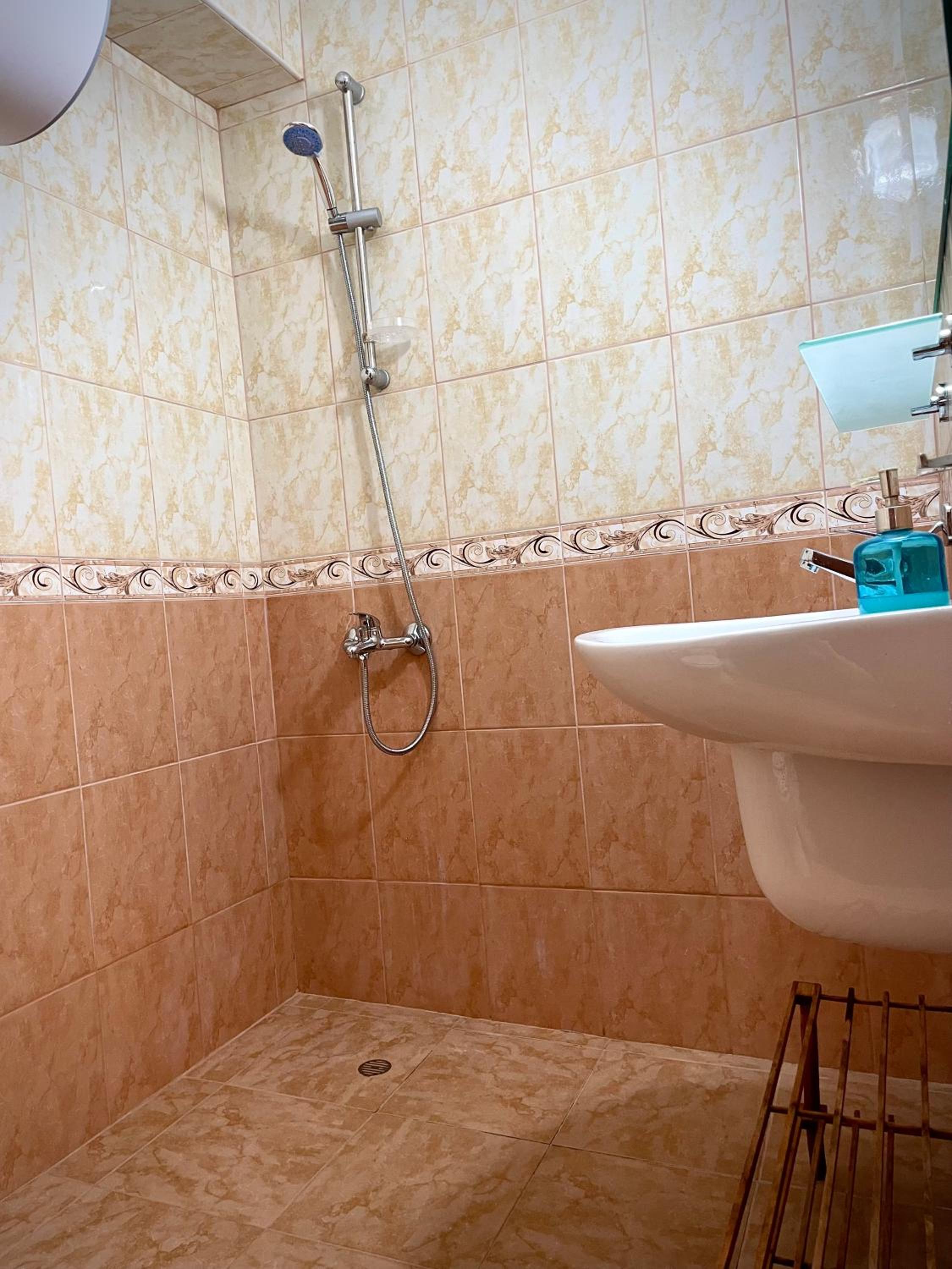Budget First Sea Line Apt. FLORA