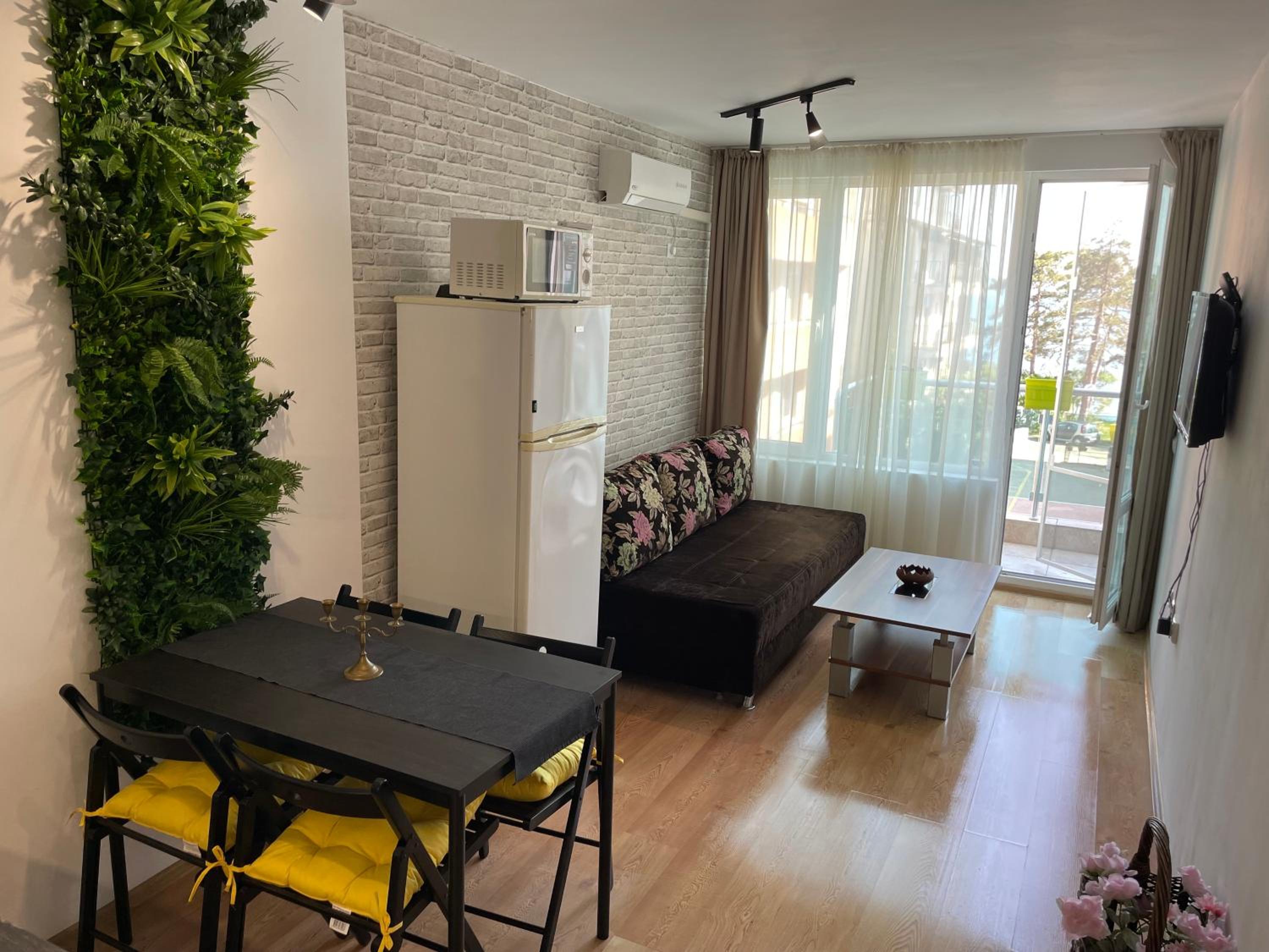 Budget First Sea Line Apt. FLORA