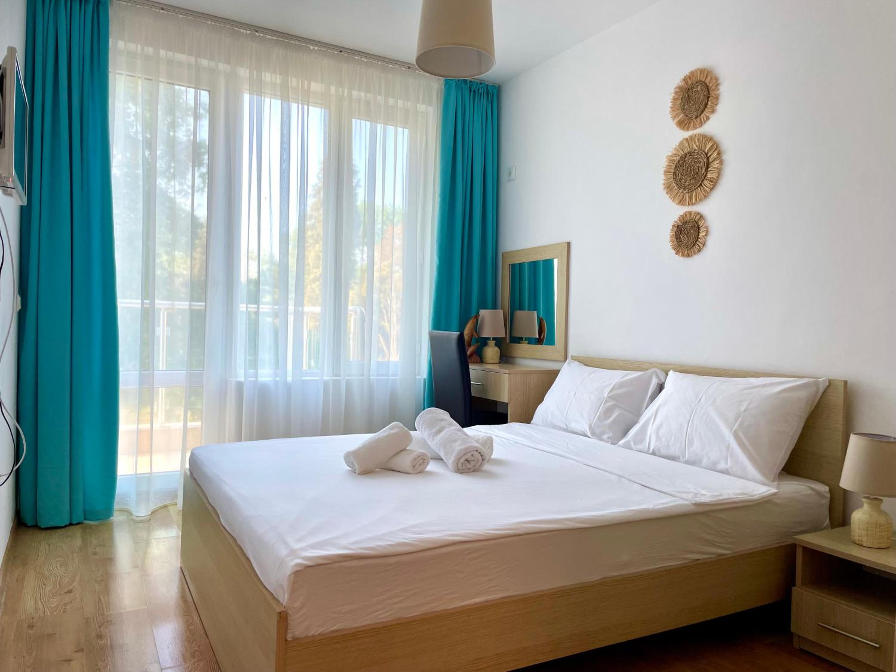 Budget First Sea Line Apt. FLORA