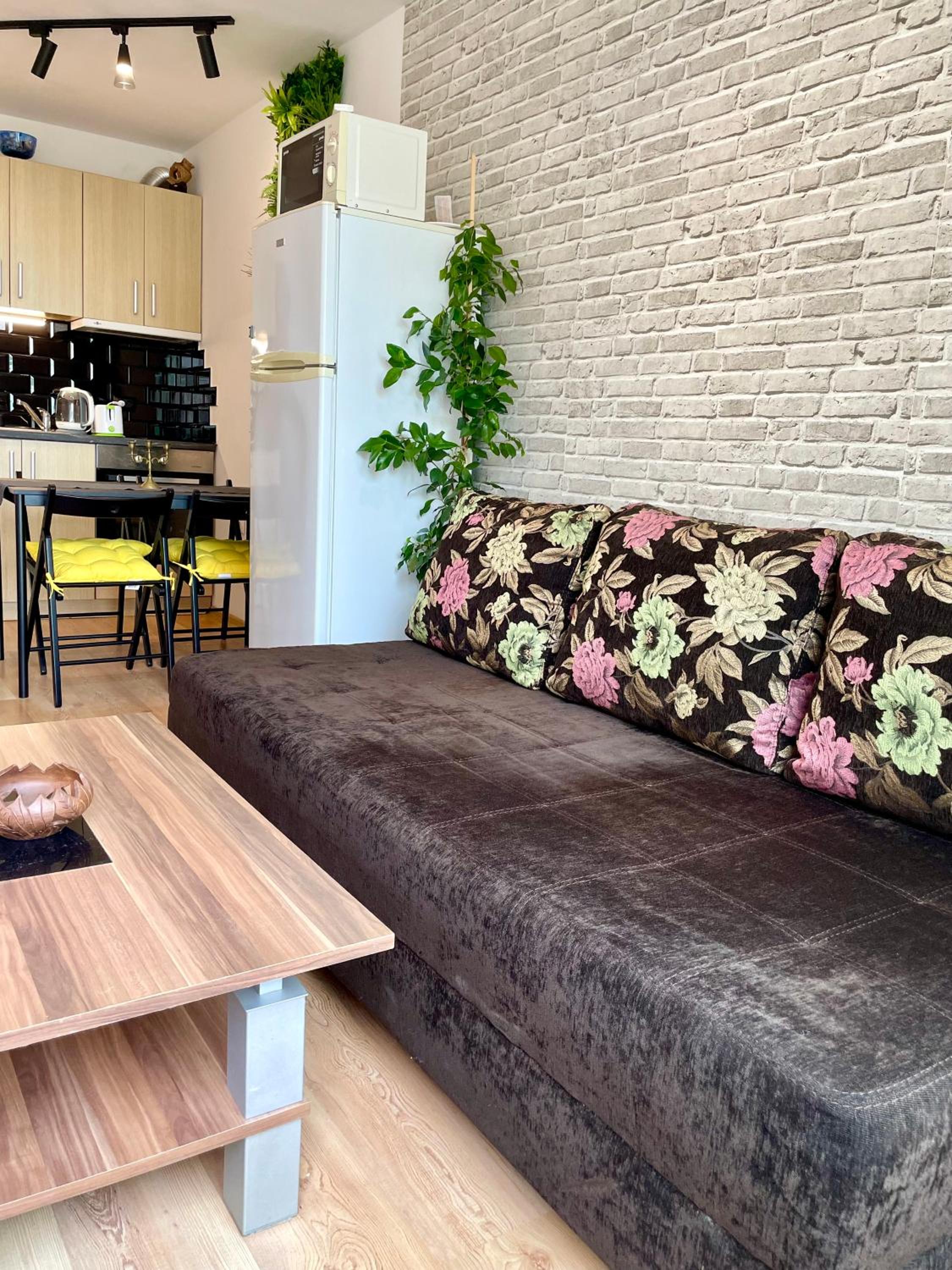Budget First Sea Line Apt. FLORA