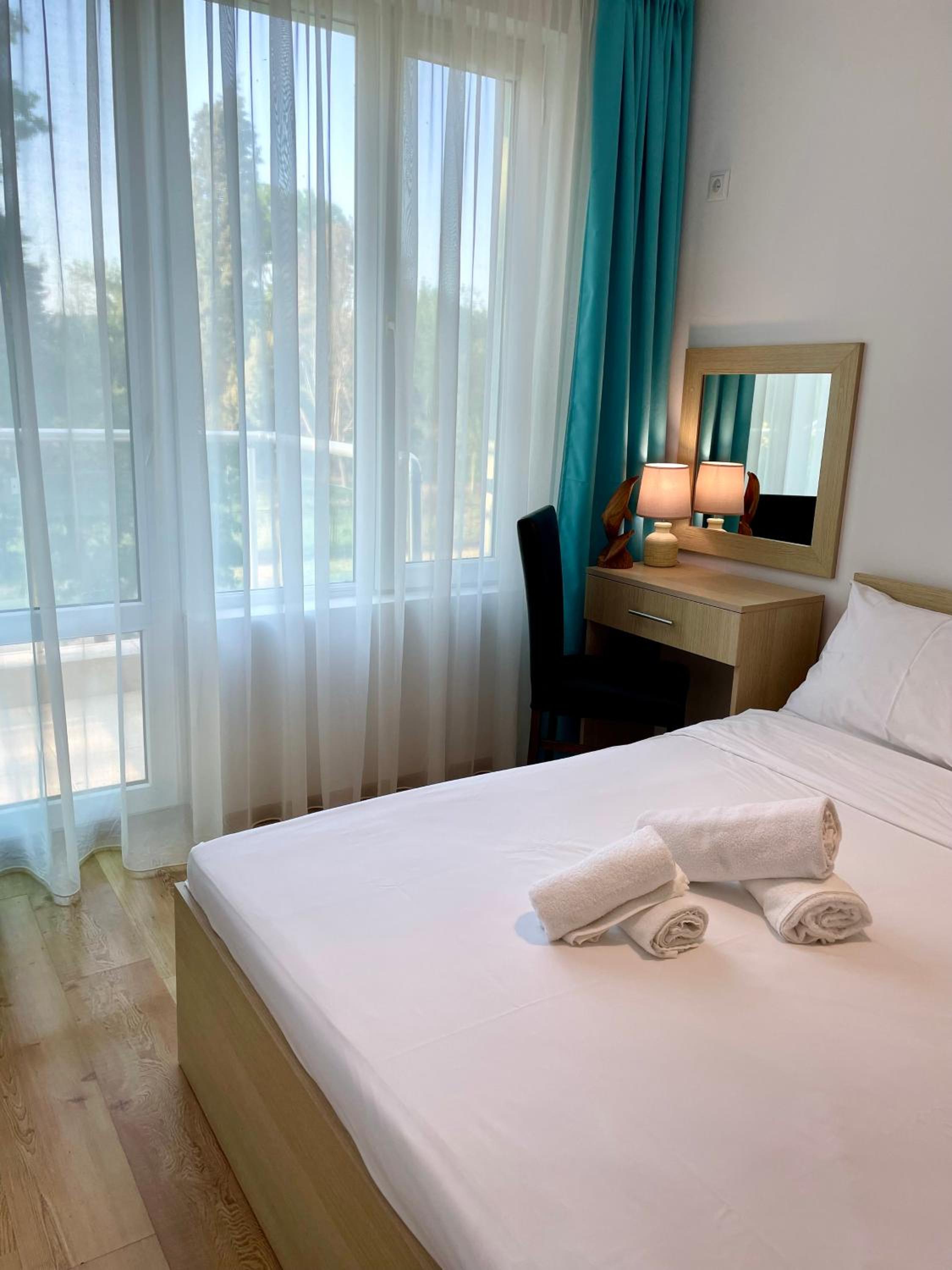 Budget First Sea Line Apt. FLORA