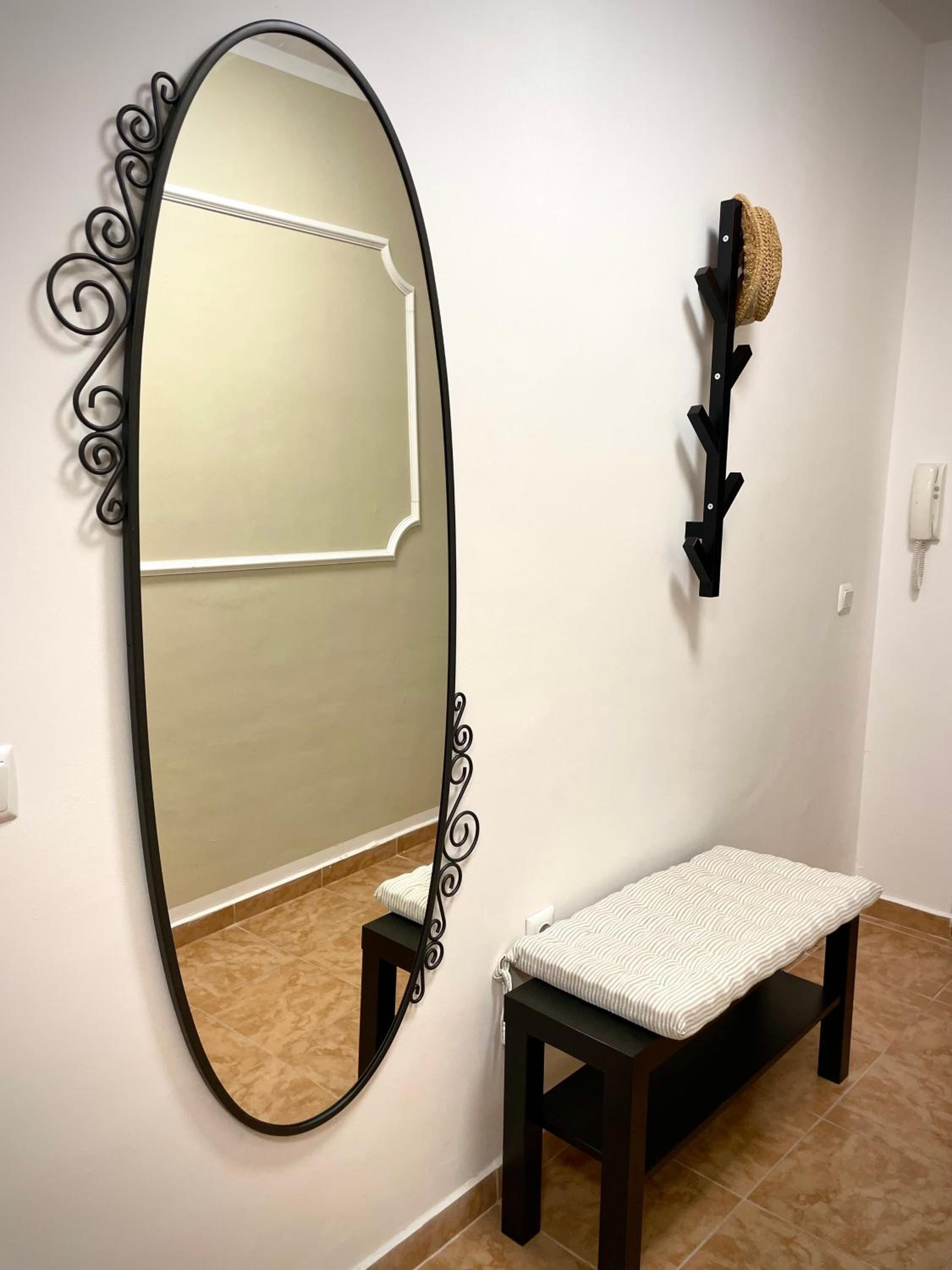 Budget First Sea Line Apt. FLORA