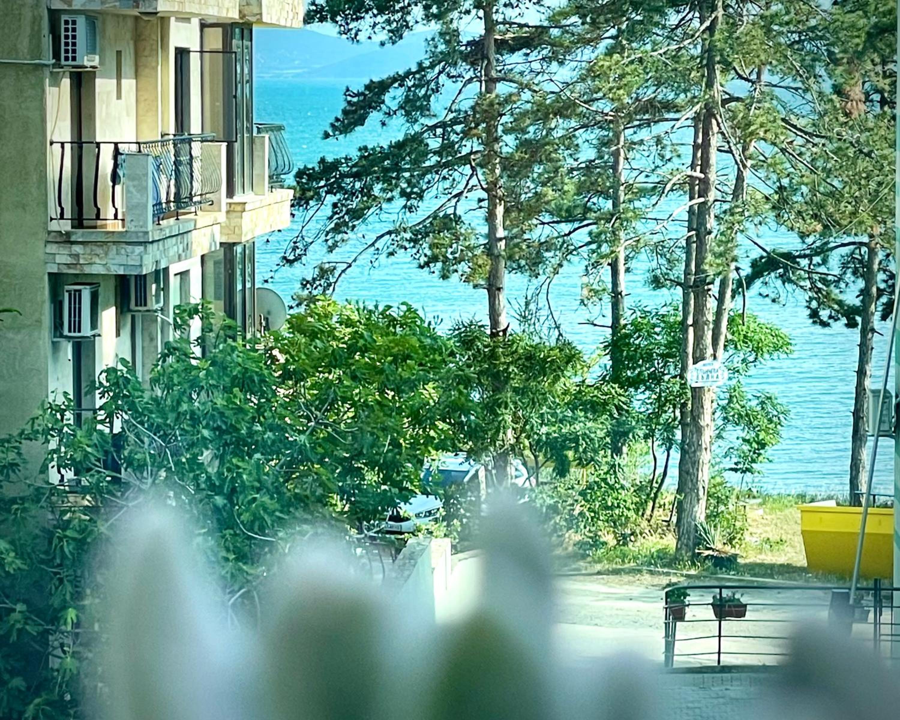 Budget First Sea Line Apt. FLORA