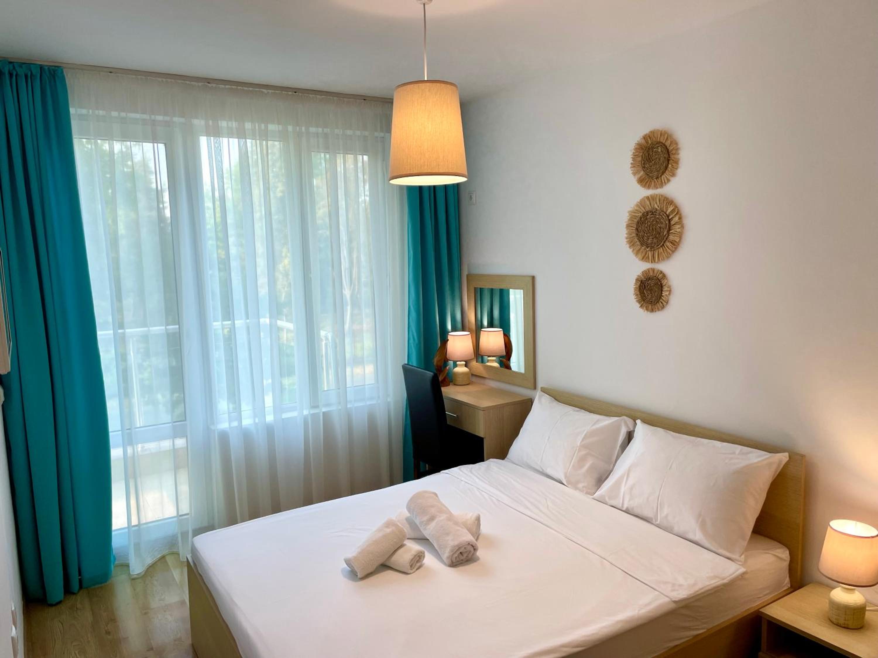 Budget First Sea Line Apt. FLORA