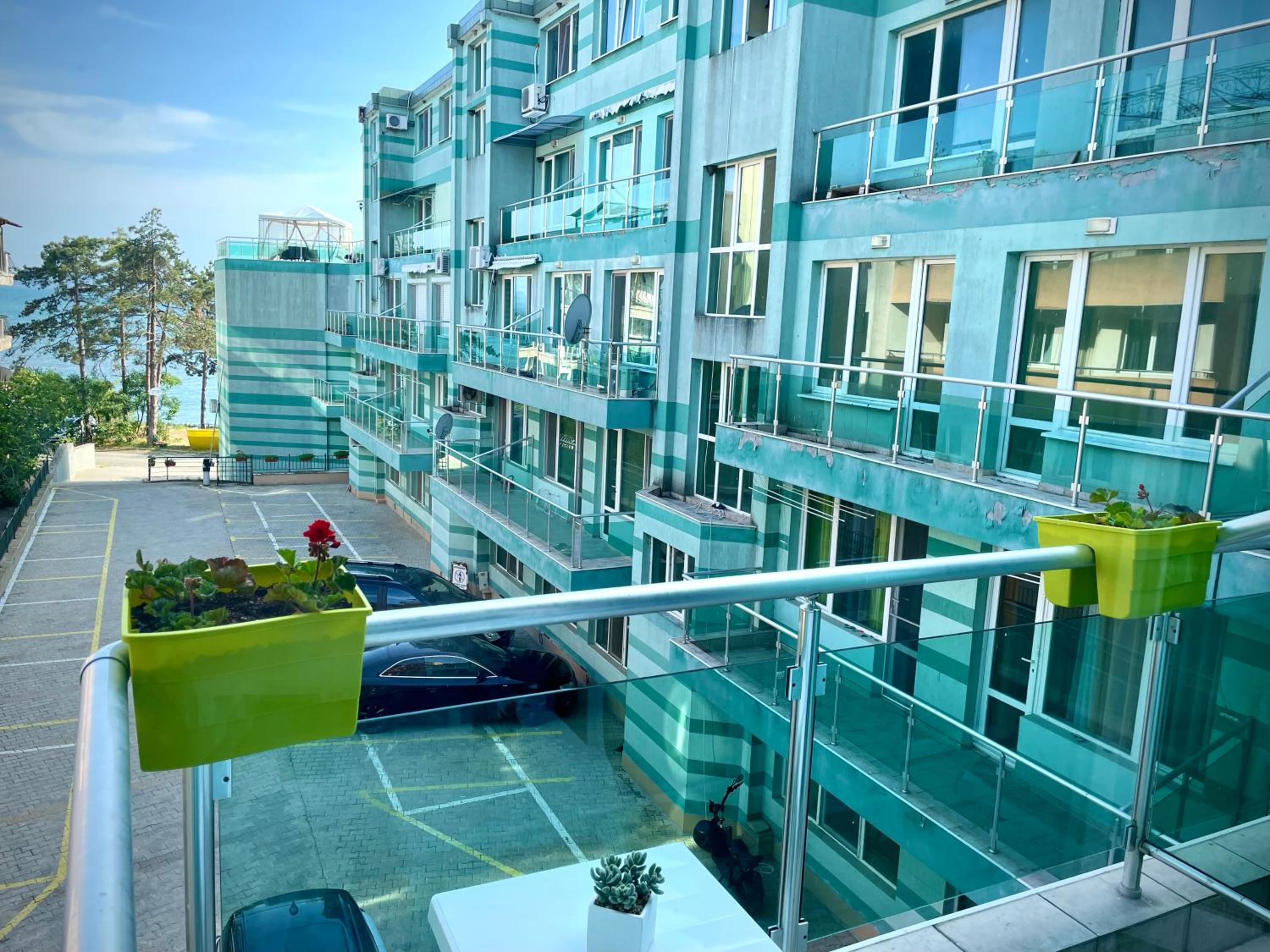 Budget First Sea Line Apt. FLORA