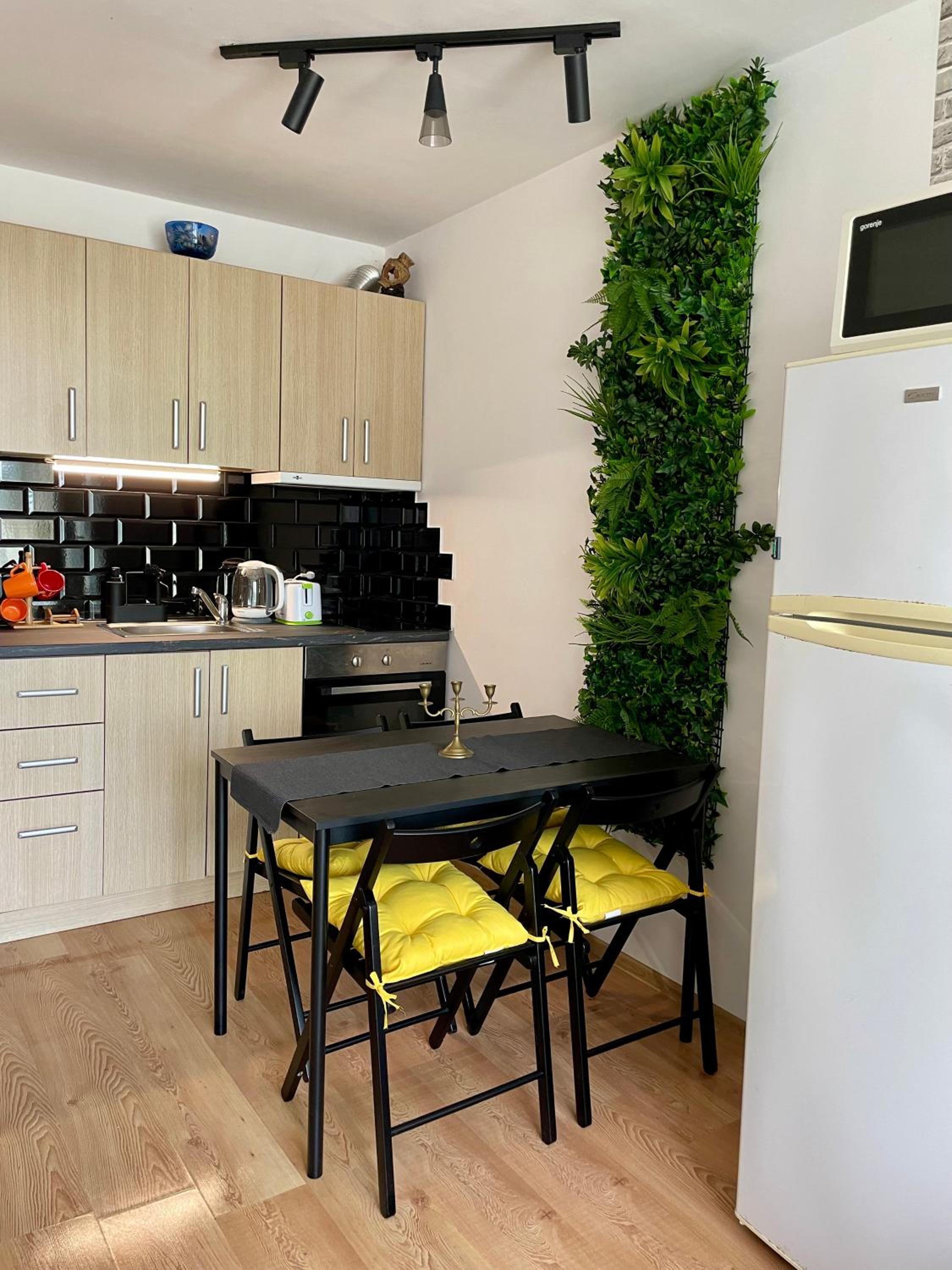 Budget First Sea Line Apt. FLORA