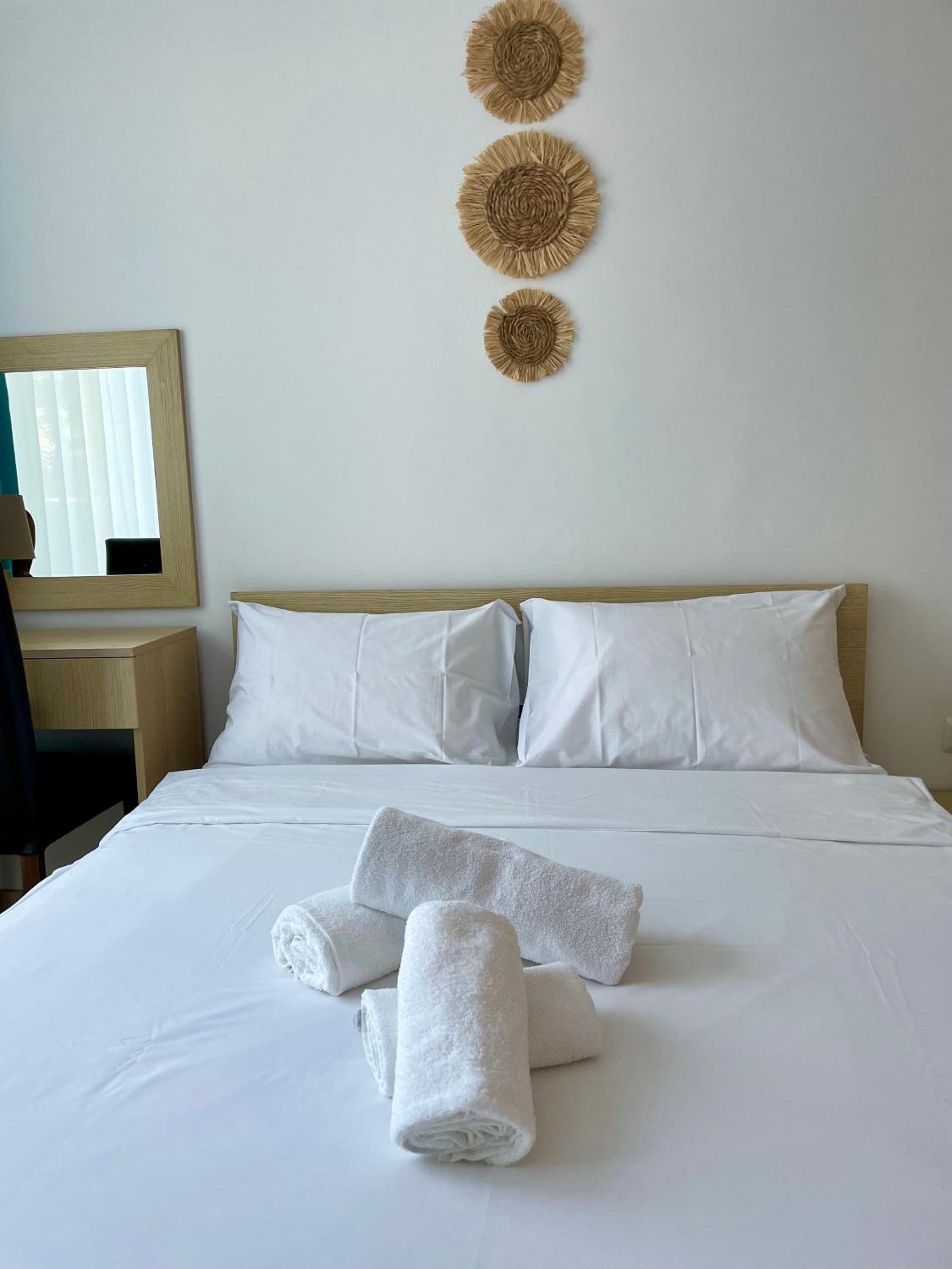 Budget First Sea Line Apt. FLORA