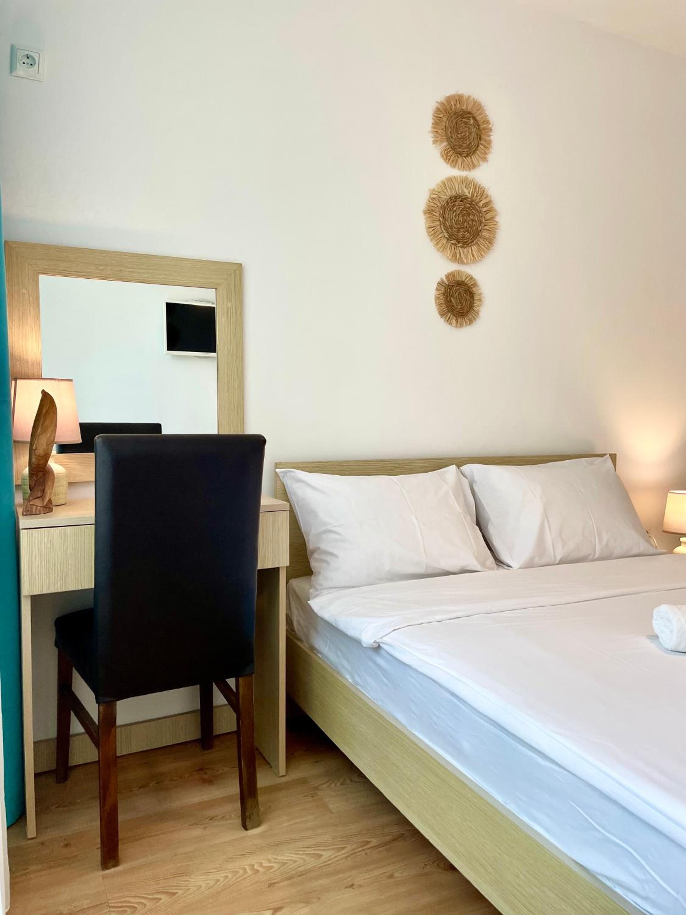 Budget First Sea Line Apt. FLORA