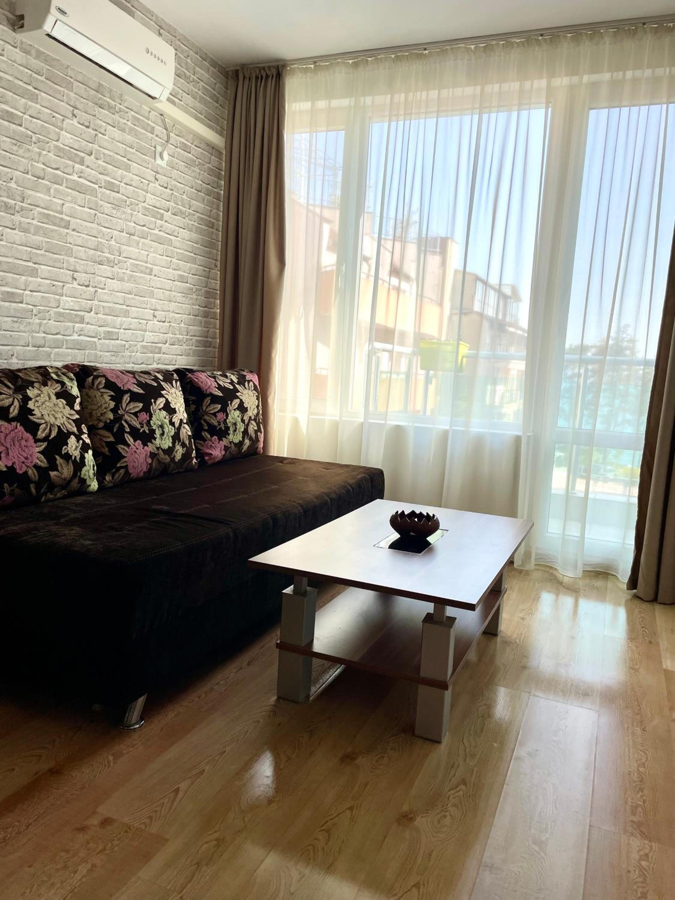 Budget First Sea Line Apt. FLORA