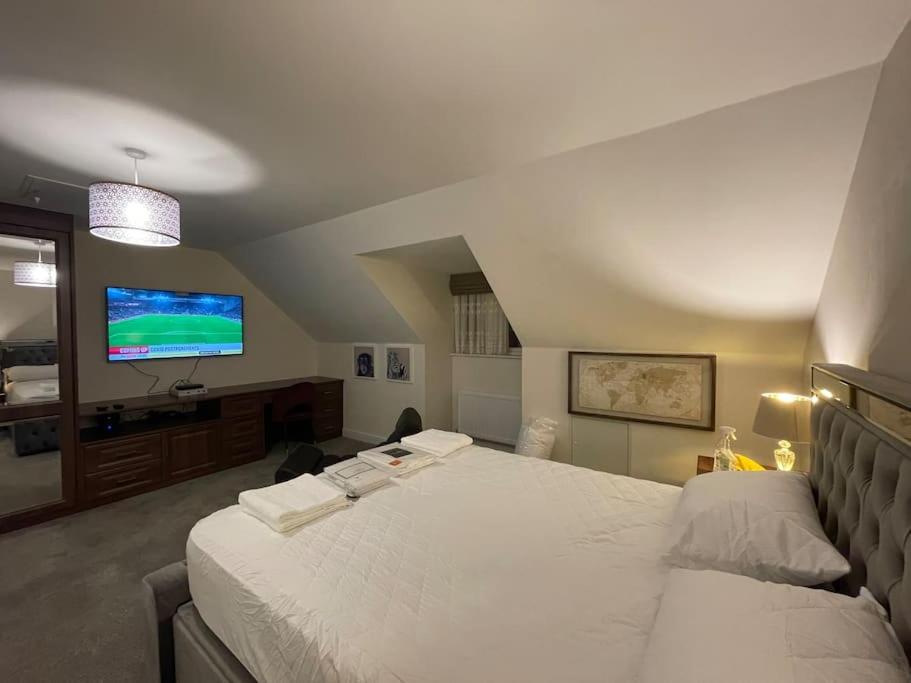 MODERN 4 BEDROOM HOUSE WITH GARDEN & PARKING view 2