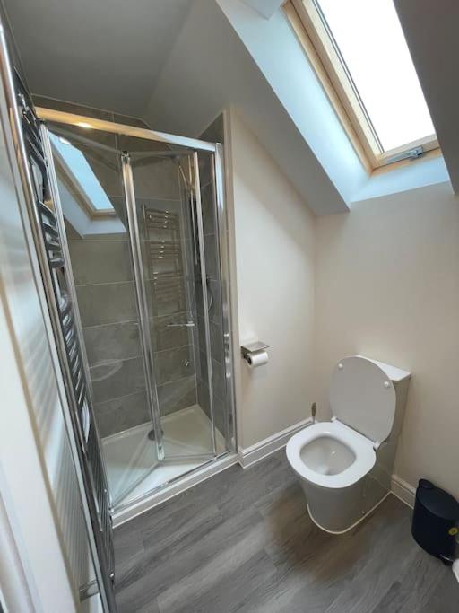 MODERN 4 BEDROOM HOUSE WITH GARDEN & PARKING view 3