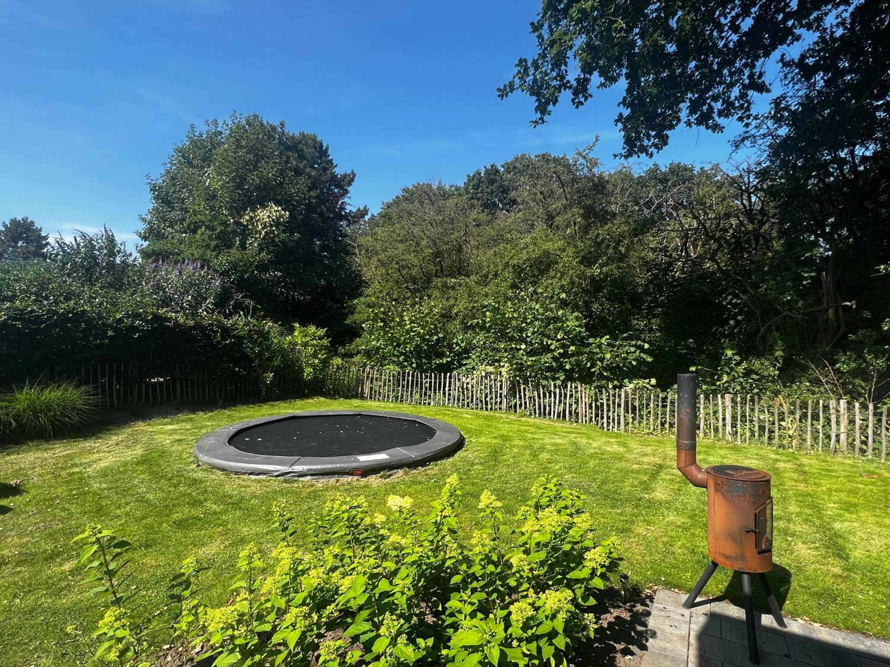 BadHoophuizen 6-per Bungalow Veluwemeer Trampoline view 2