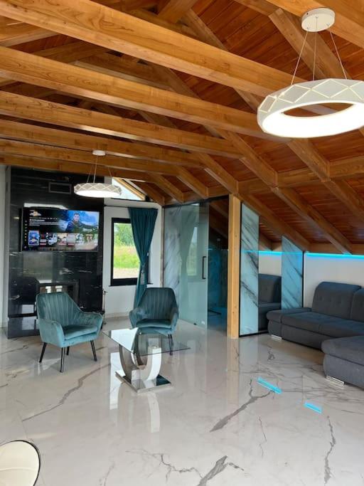 Casa moderna in Sinteu - intersectia intre modern si linistea naturii