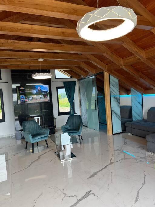 Casa moderna in Sinteu - intersectia intre modern si linistea naturii