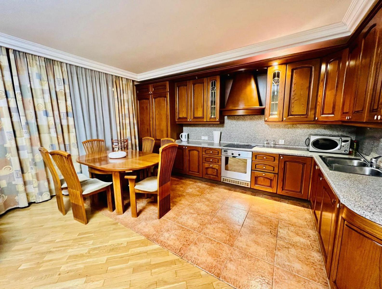 City Center Large and Comfortable 3 Bedroom, next to Northern Avenue