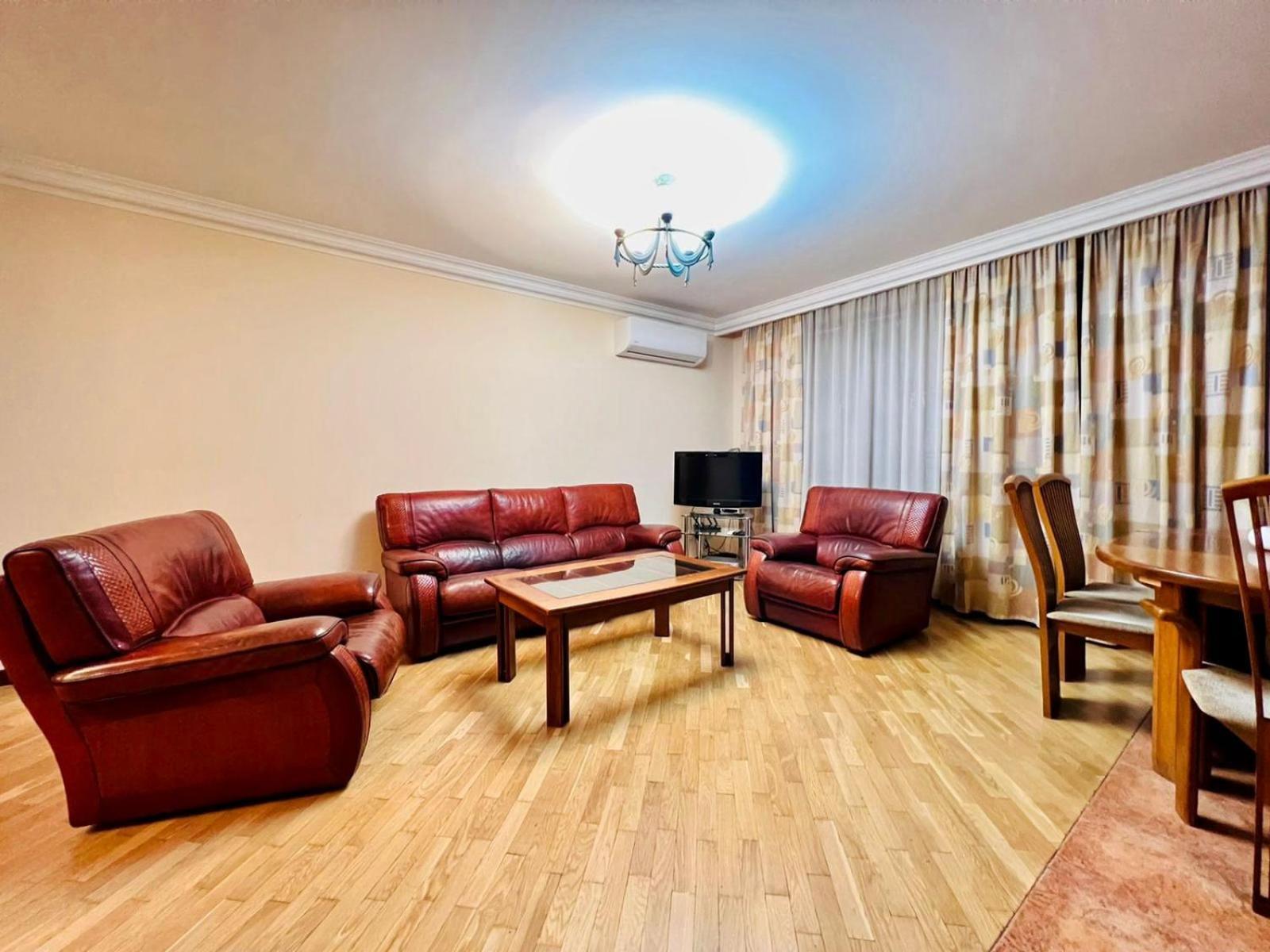 City Center Large and Comfortable 3 Bedroom, next to Northern Avenue