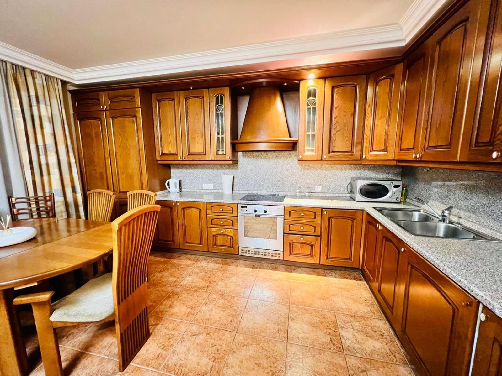 City Center Large and Comfortable 3 Bedroom, next to Northern Avenue