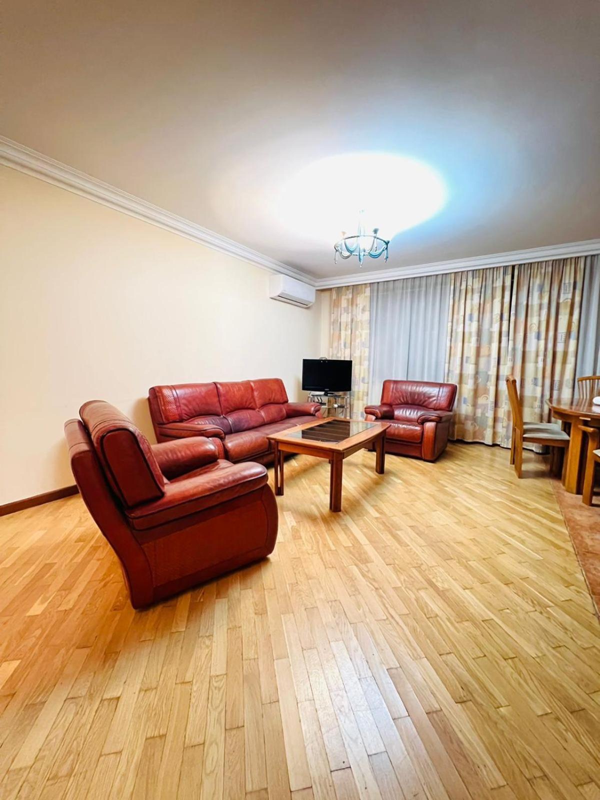 City Center Large and Comfortable 3 Bedroom, next to Northern Avenue