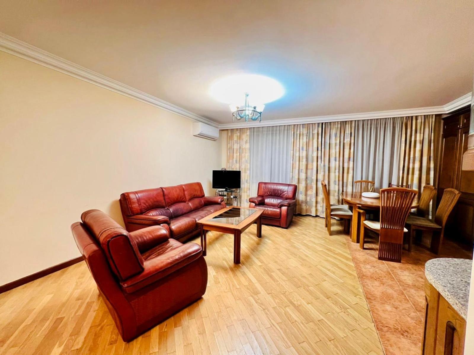City Center Large and Comfortable 3 Bedroom, next to Northern Avenue
