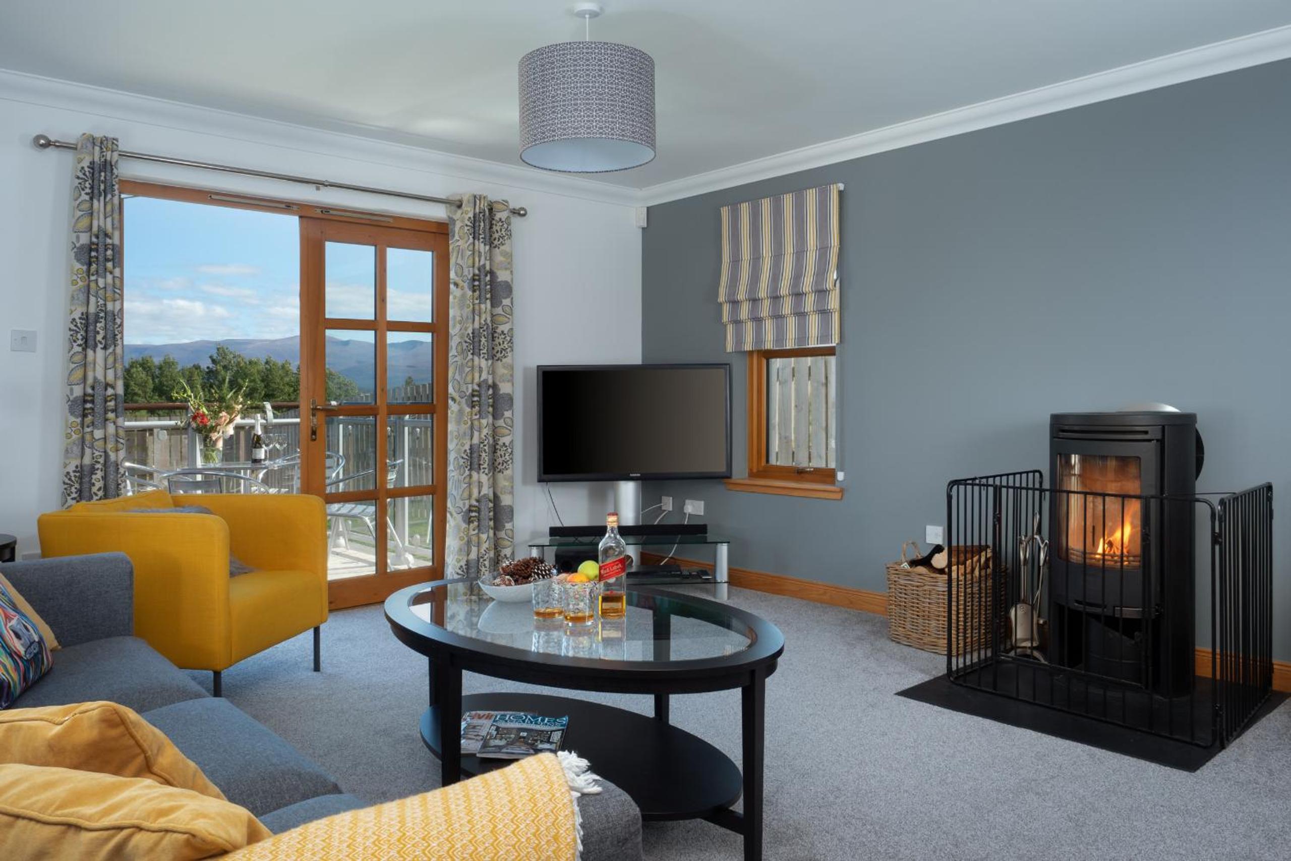 Snowmass Lodge - hot tub in Aviemore view 2