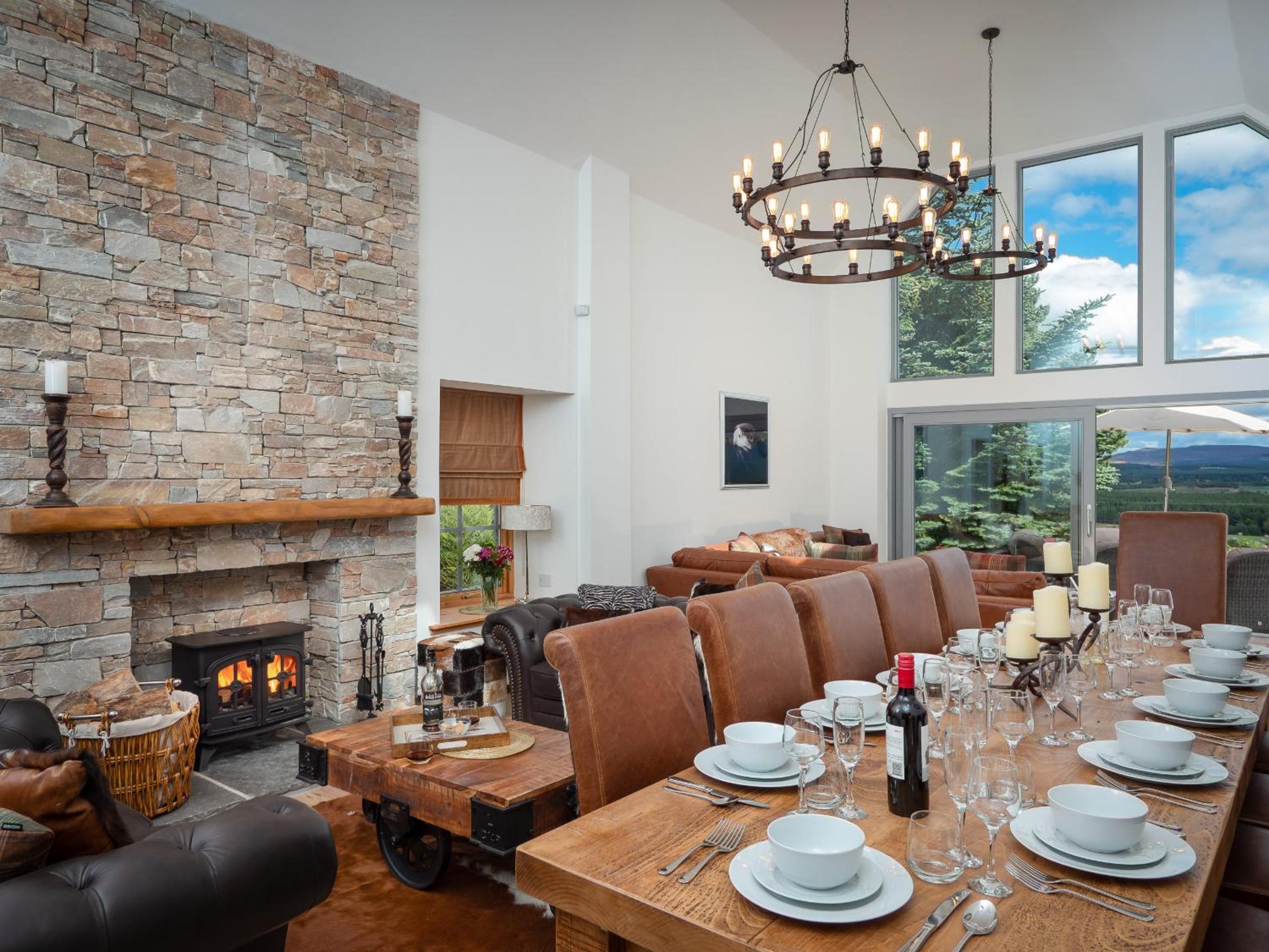 The Eagle's Nest - large house with hot tub and sauna