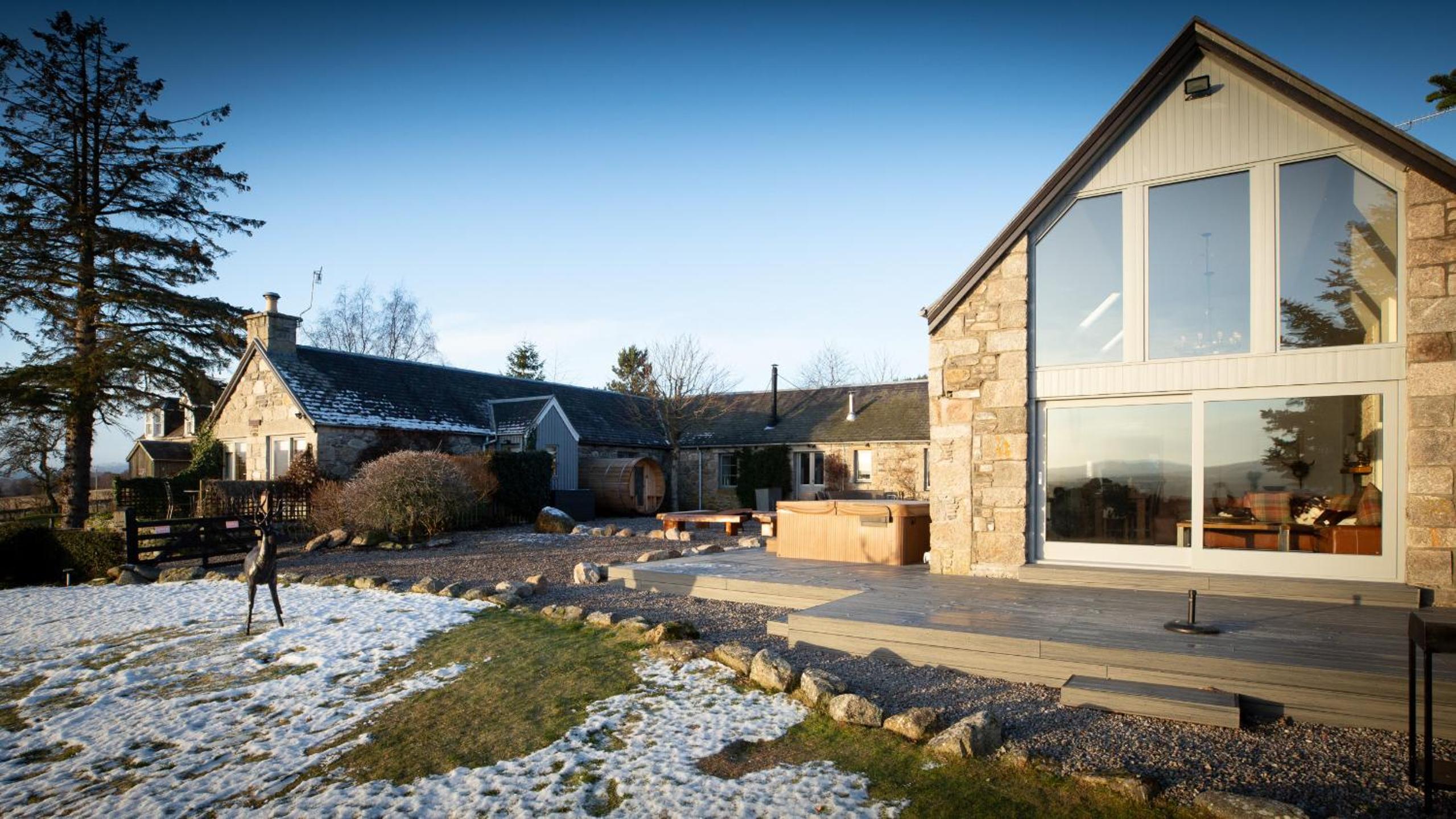 The Eagle's Nest - large house with hot tub and sauna