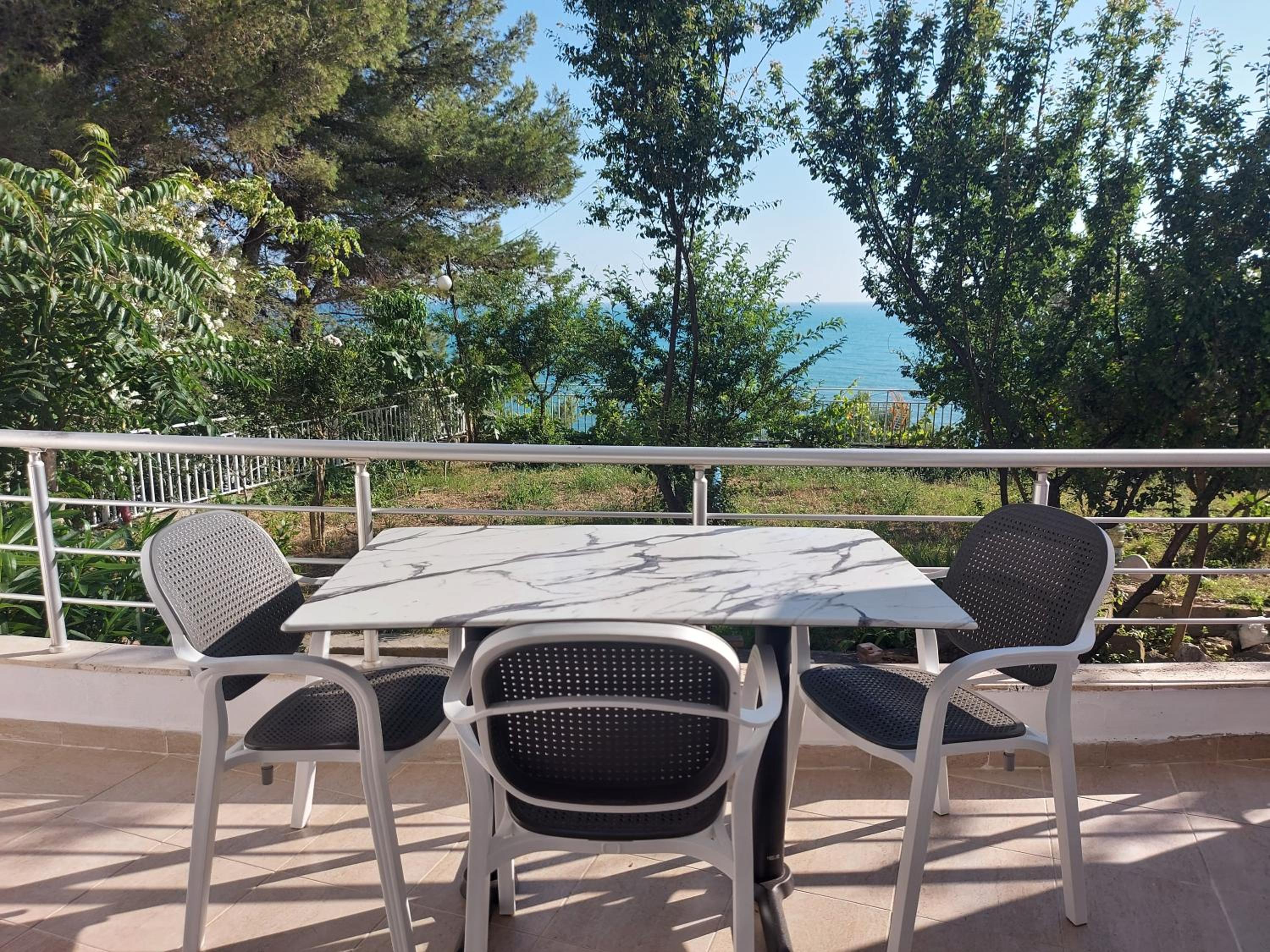 Bral Currila - Peaceful Beachfront Apartment
