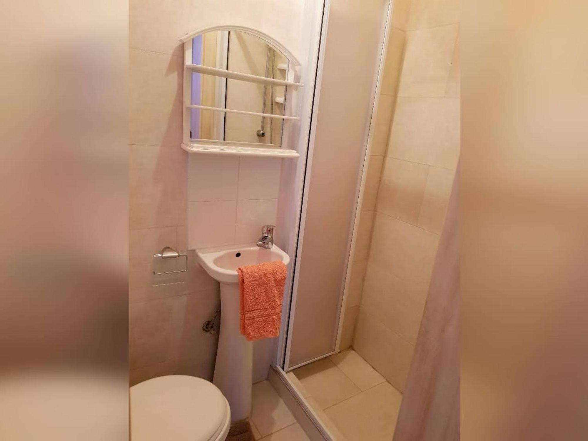 Charming apartment-wifi-sleeps 5