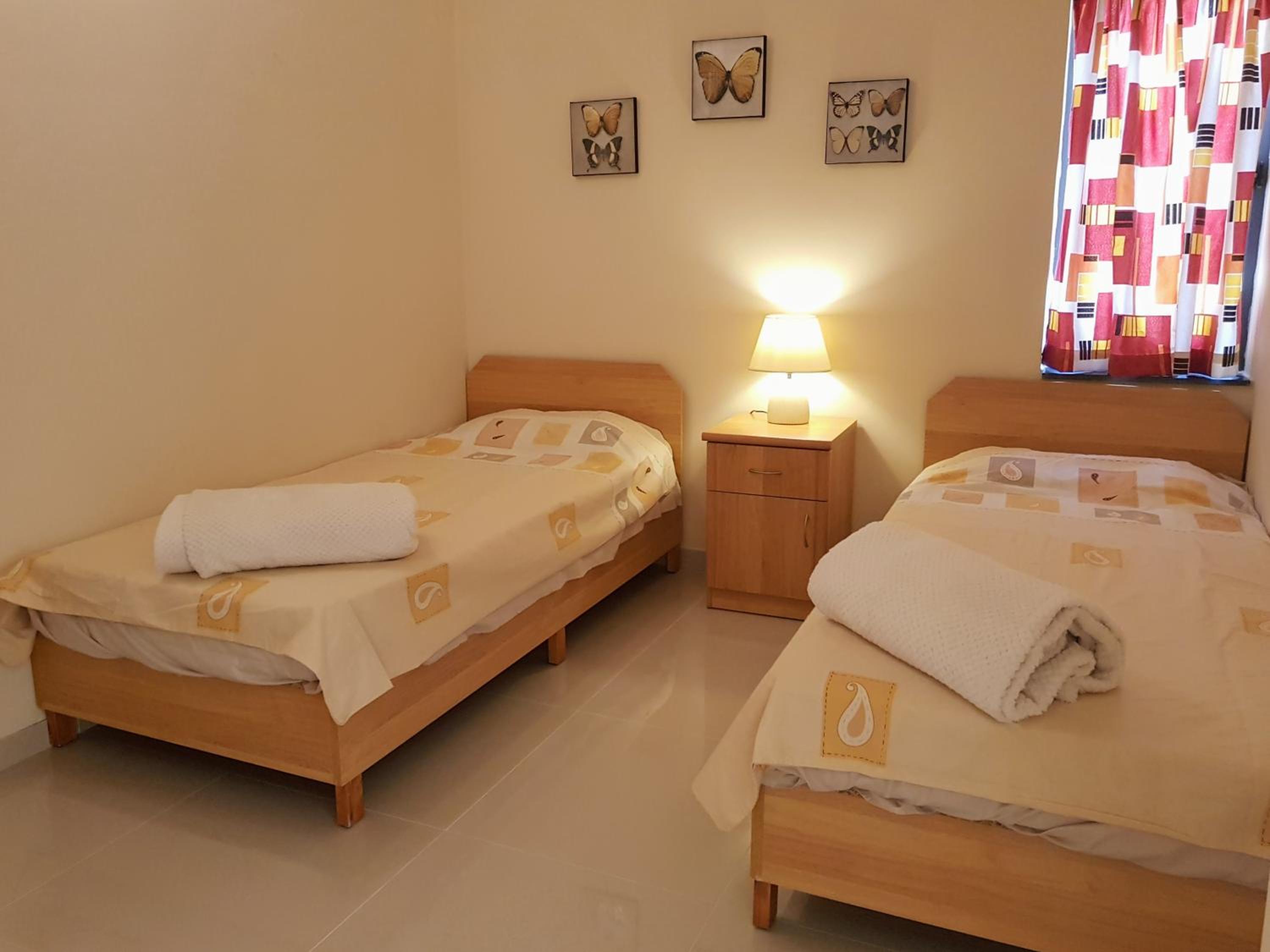 Charming apartment-wifi-sleeps 5