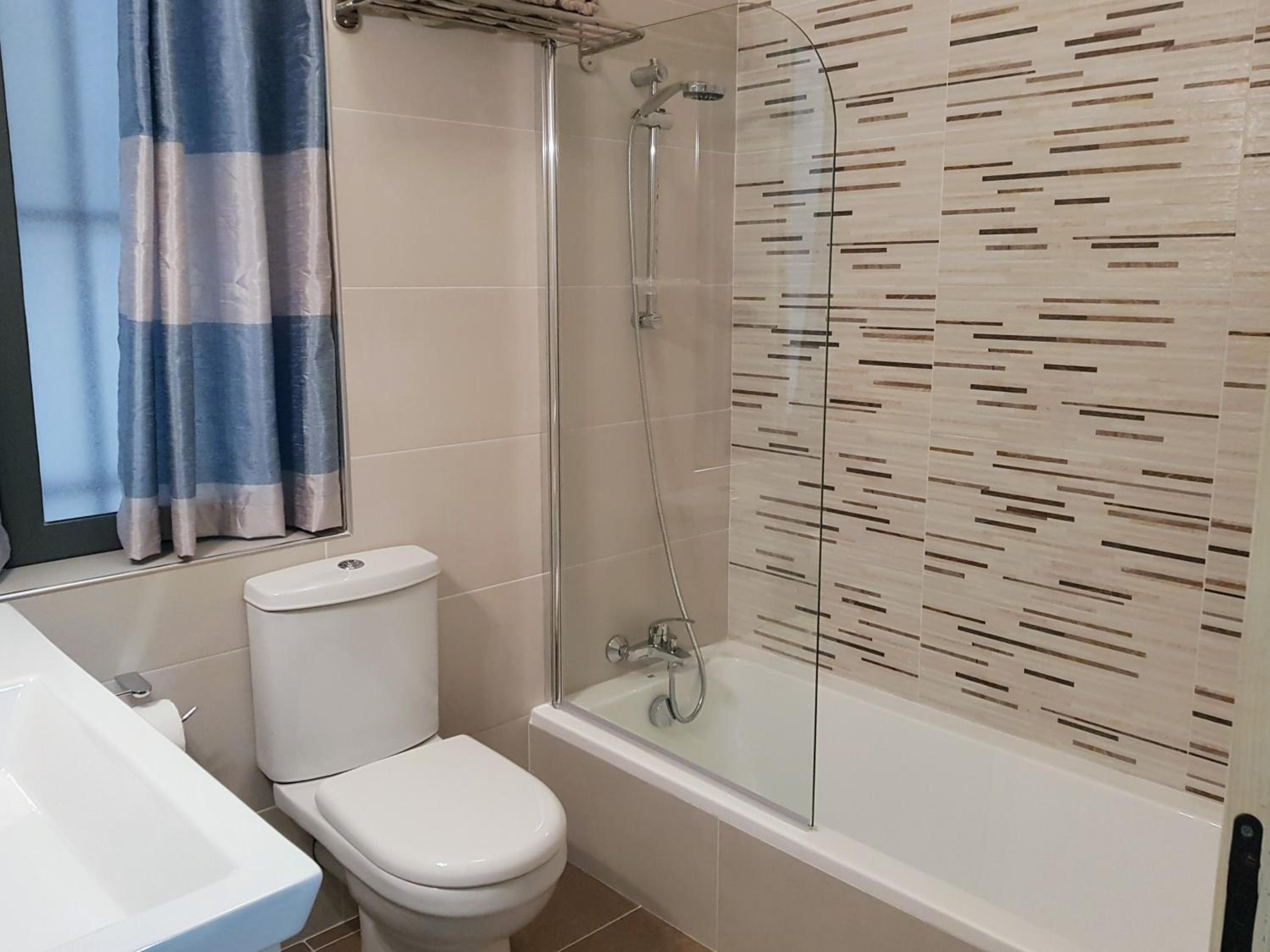 Charming apartment-wifi-sleeps 5