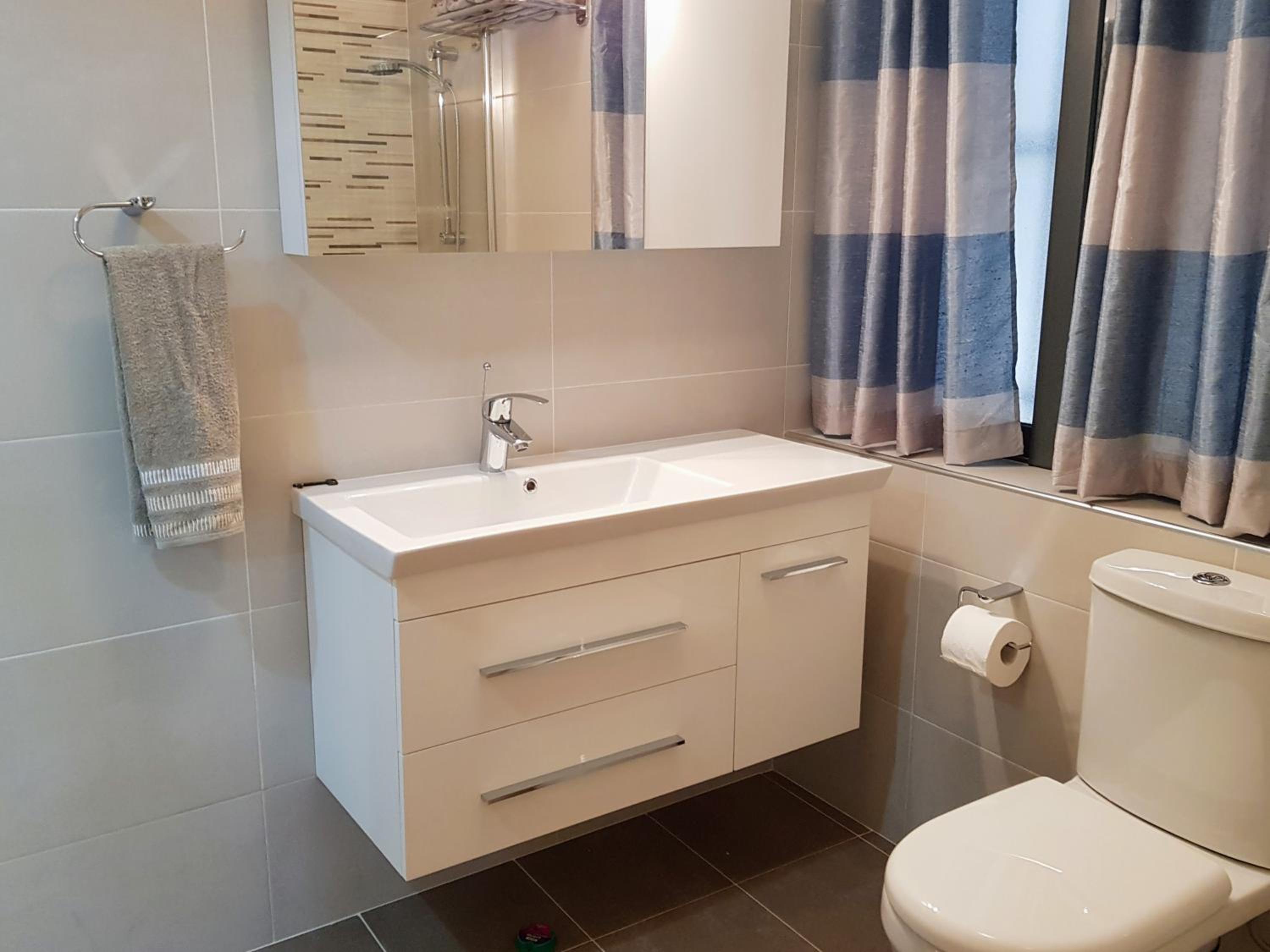 Charming apartment-wifi-sleeps 5