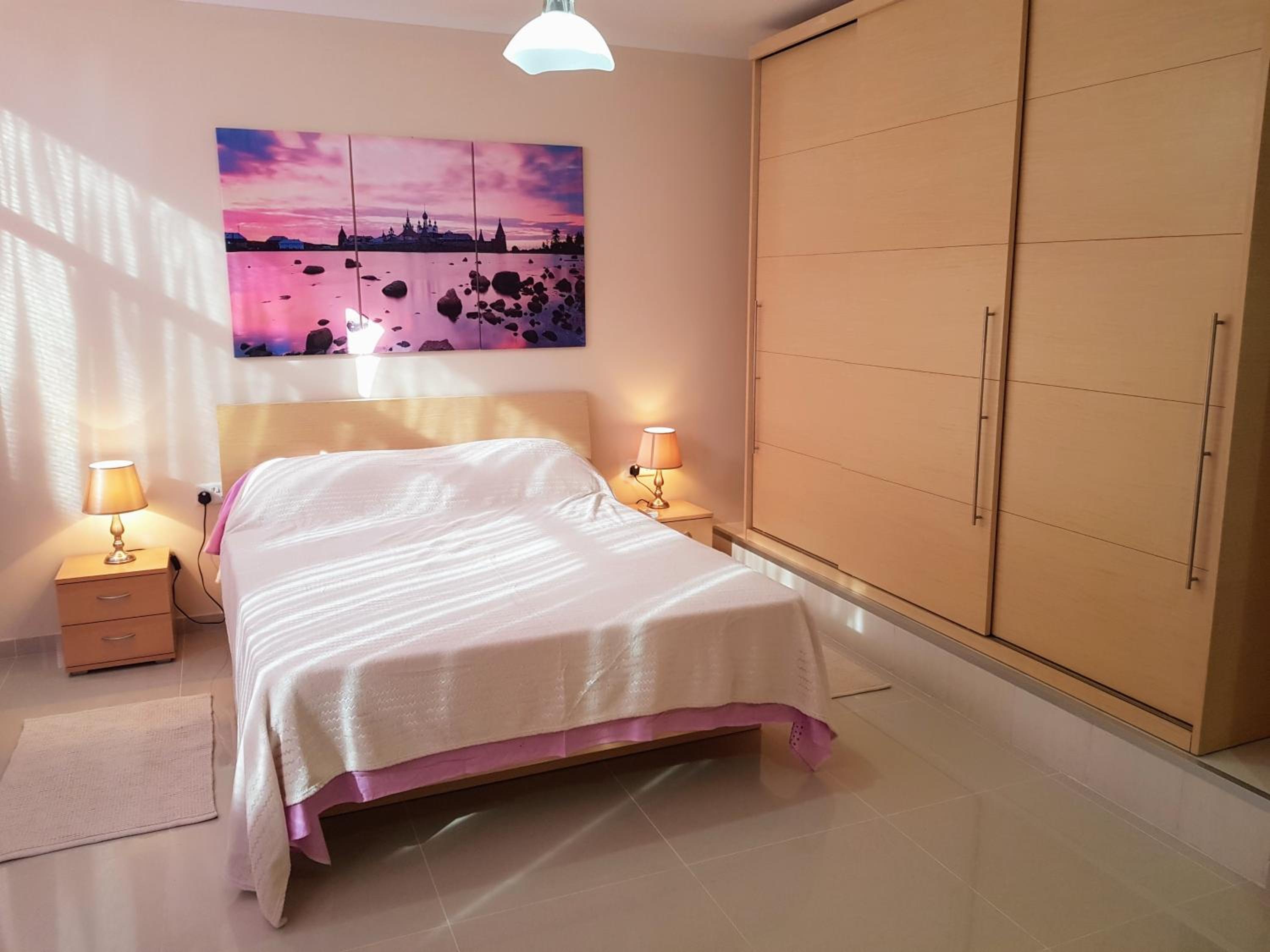 Charming apartment-wifi-sleeps 5