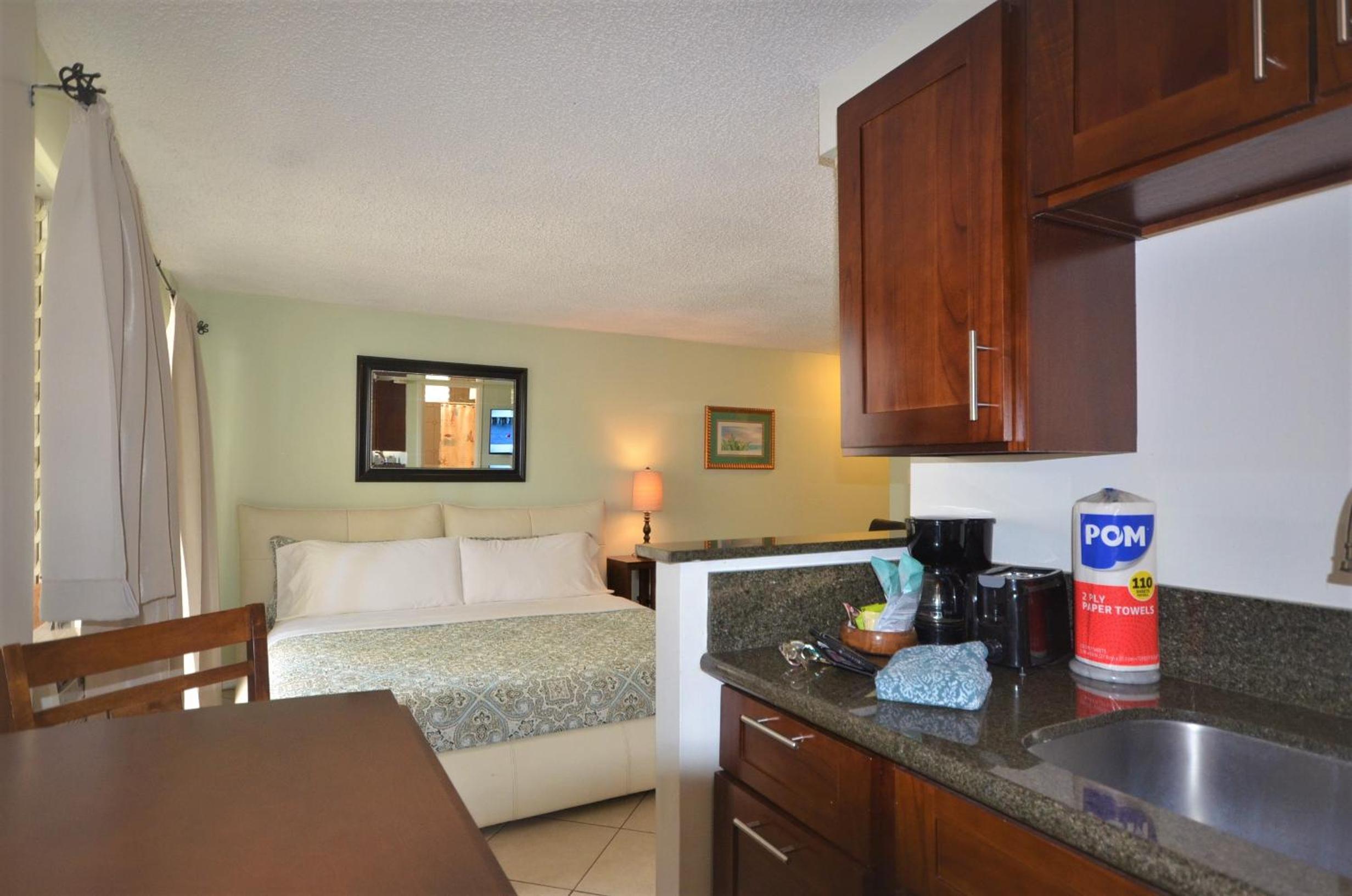 Renovated Private Kuhio Village 708A Studio - 2 min Walk 2 the Beach!