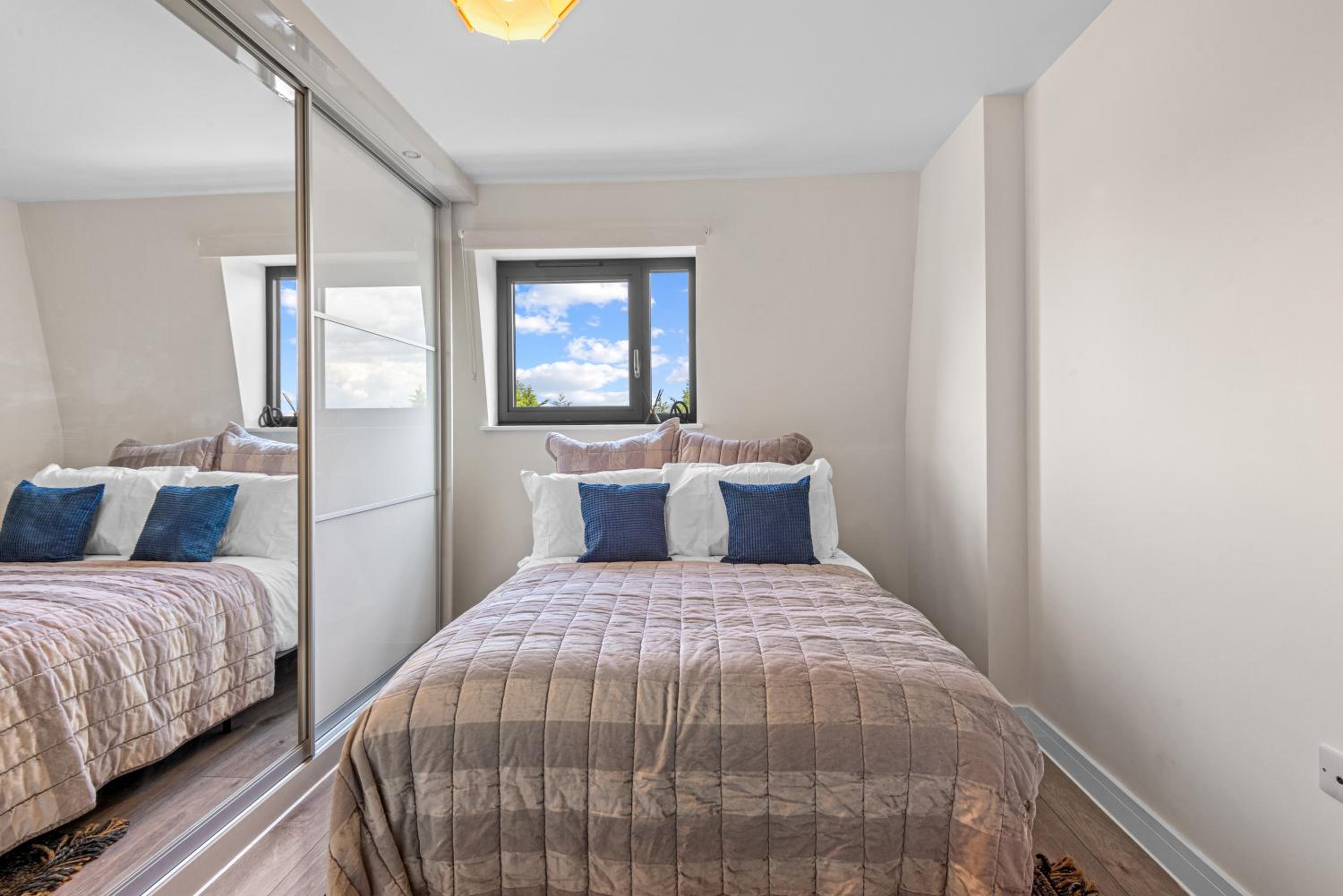 2 bed, 2 bath Gated Heathrow Lux Apartment view 5