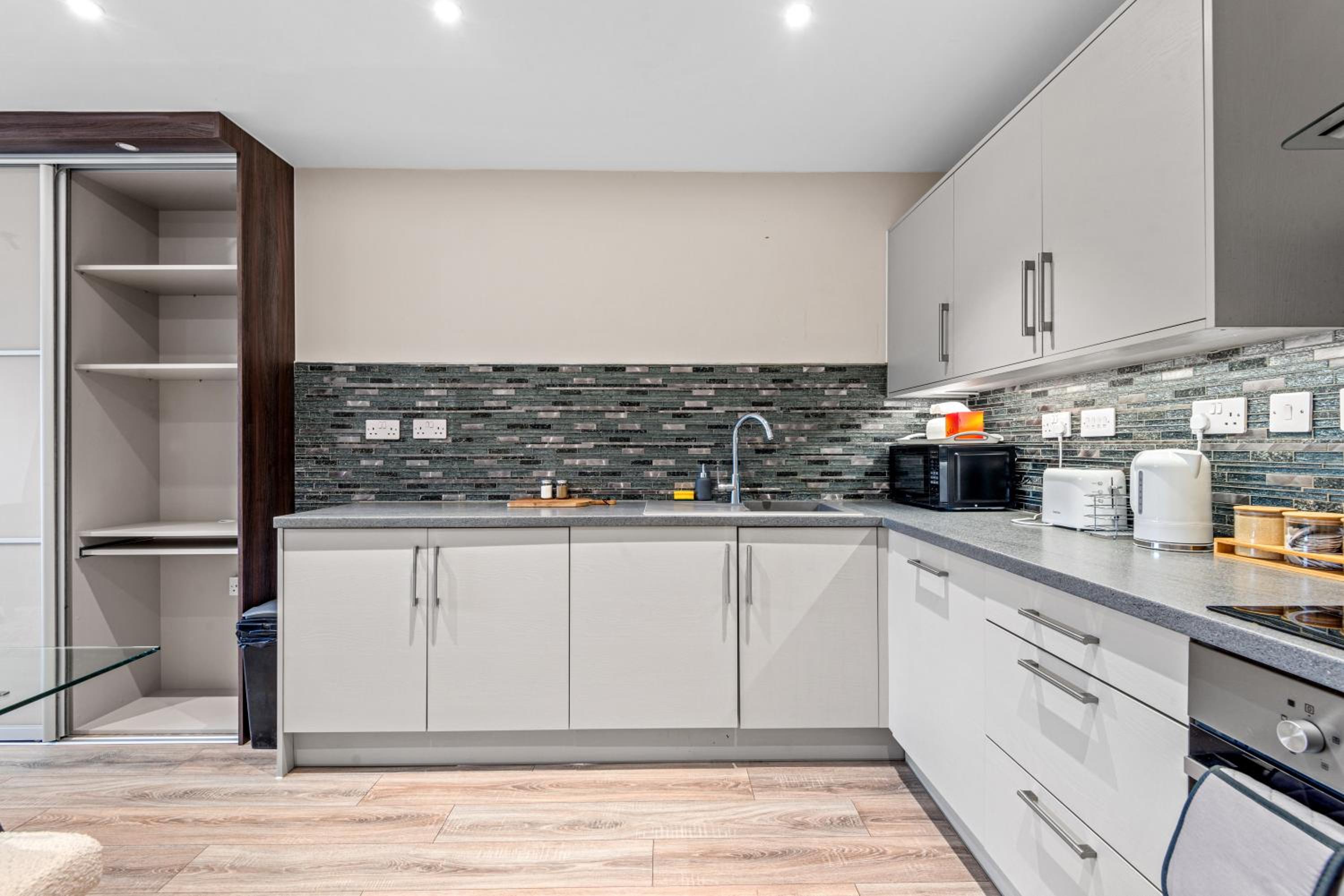 2 bed, 2 bath Gated Heathrow Lux Apartment view 4