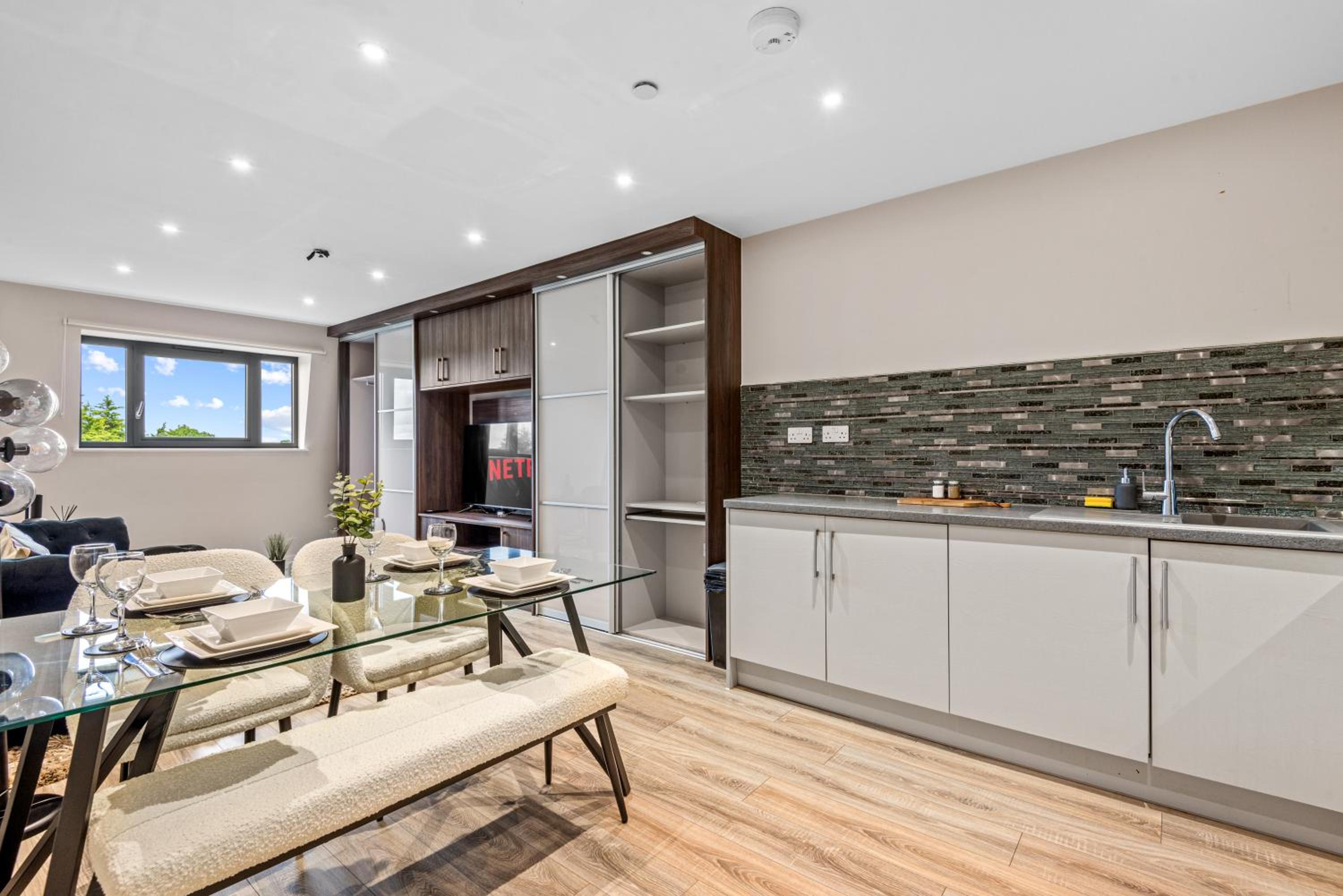 2 bed, 2 bath Gated Heathrow Lux Apartment view 3