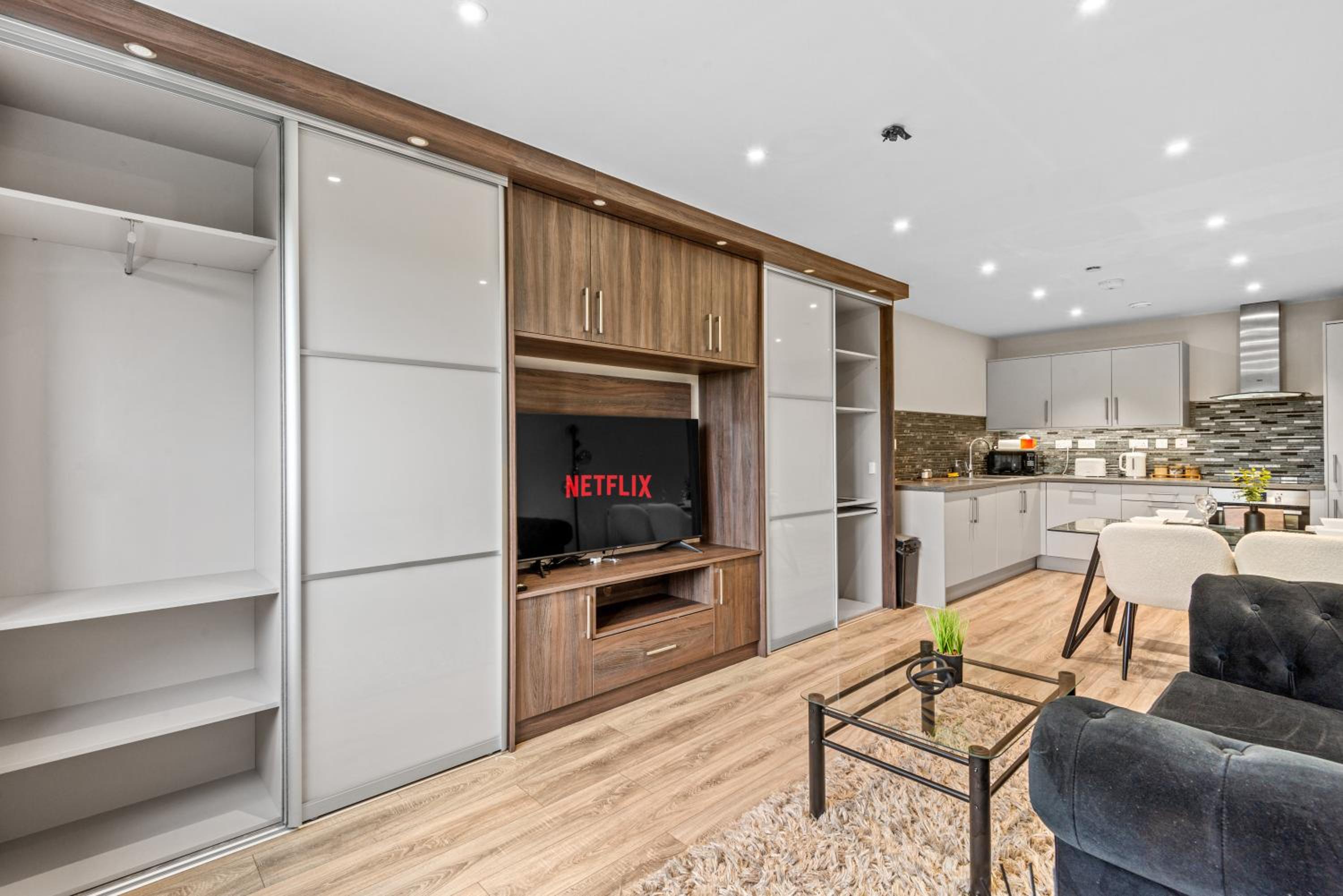2 bed, 2 bath Gated Heathrow Lux Apartment view 2
