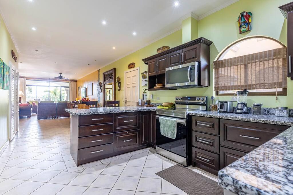 Sunrise 17-Tropical Three Bedroom Condo!