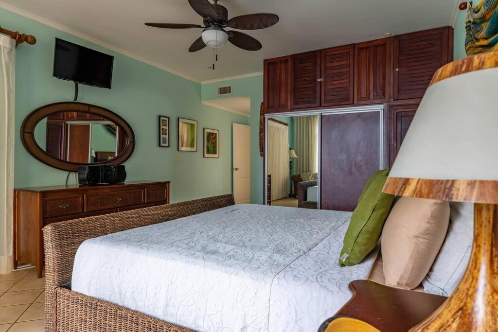 Sunrise 17-Tropical Three Bedroom Condo!