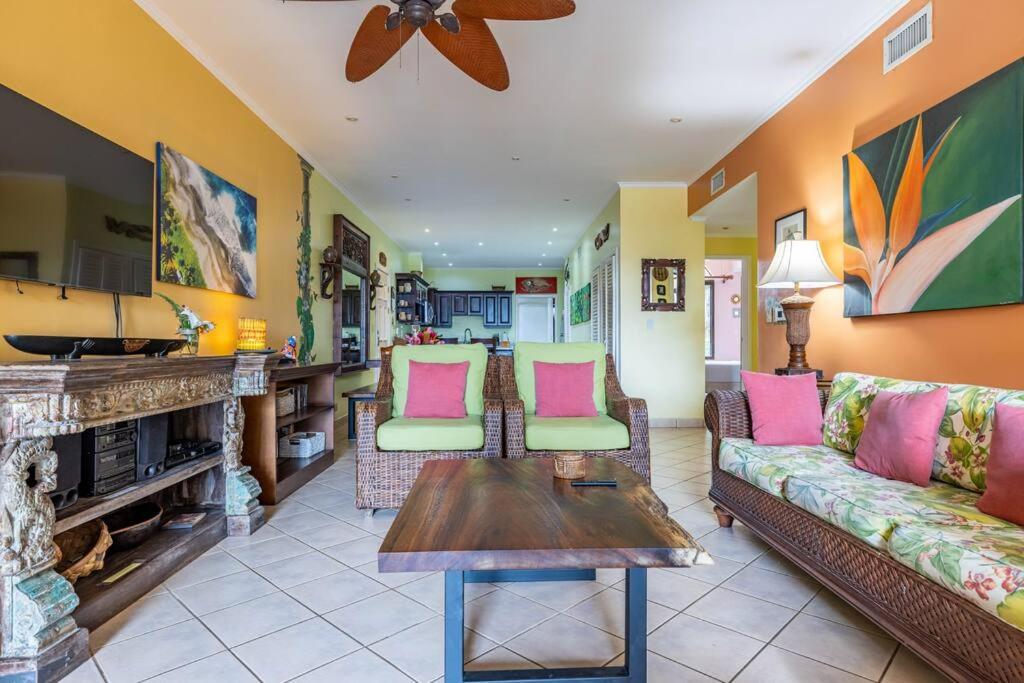 Sunrise 17-Tropical Three Bedroom Condo!
