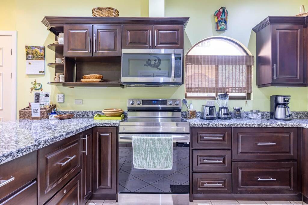 Sunrise 17-Tropical Three Bedroom Condo!